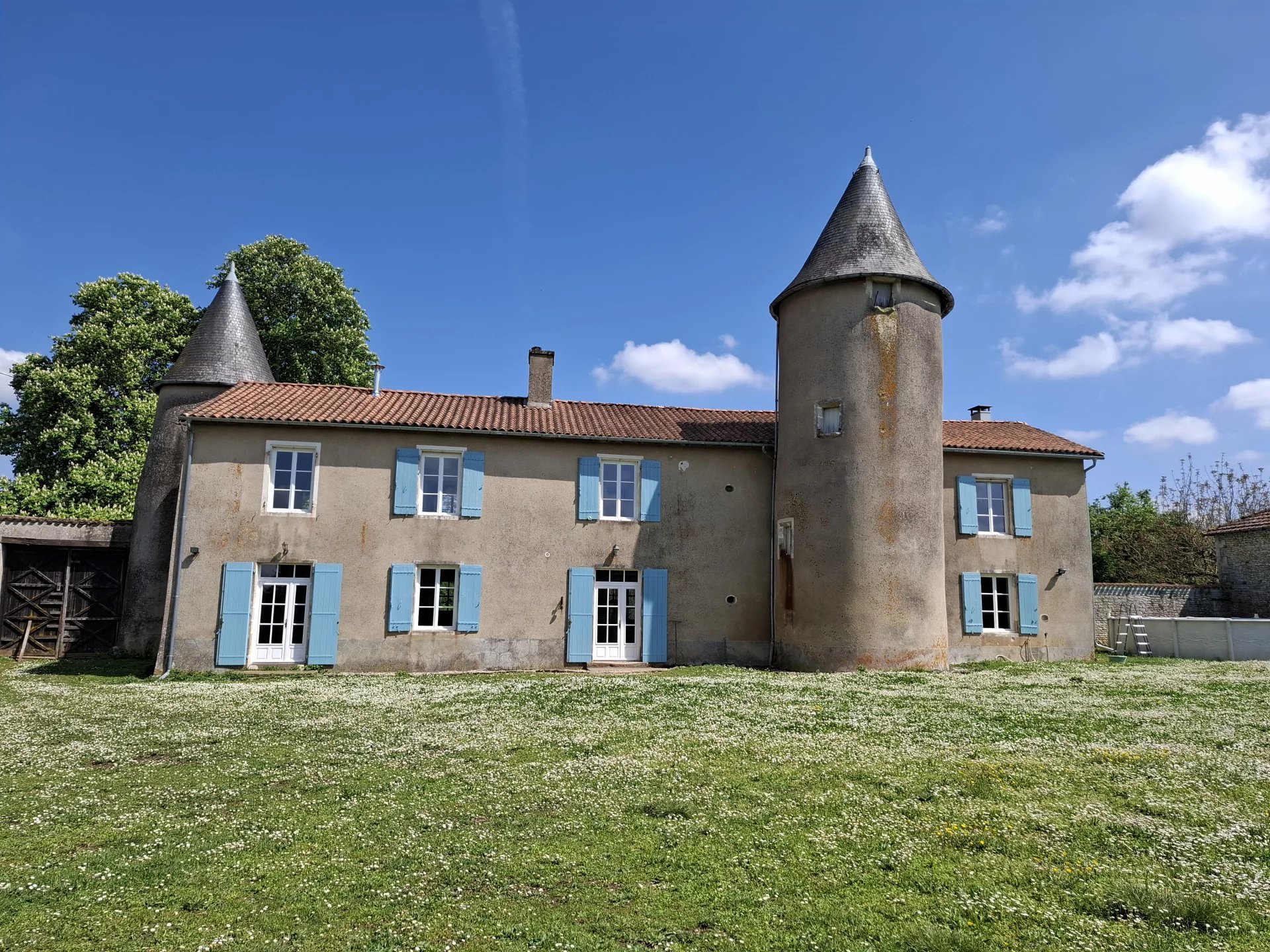 Château historique avec dépendances impressionnantes, terres et bois