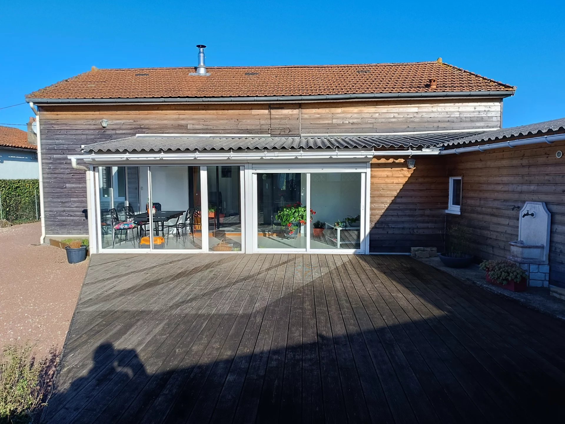 Pavillon de plain-pied offrant deux chambres avec véranda, jardin et dépendances