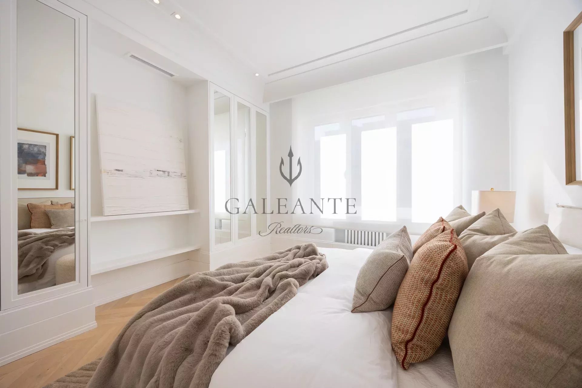 Sun-filled Signature Residence in iconic Juan Bravo - Image 14