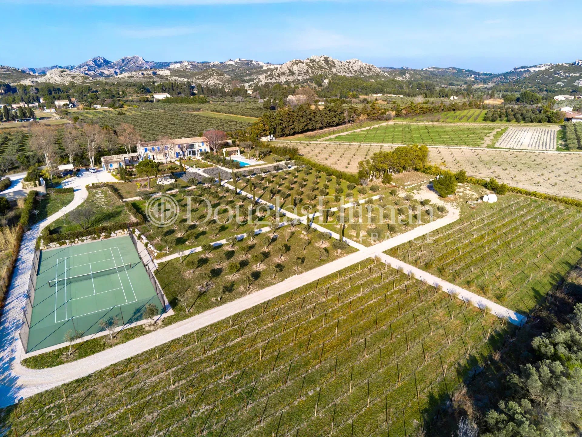 MAUSSANE-LES-ALPILLES : Élégante ferme traditionnelle du XVIIIe siècle restaurée avec goût - Image nᵒ2