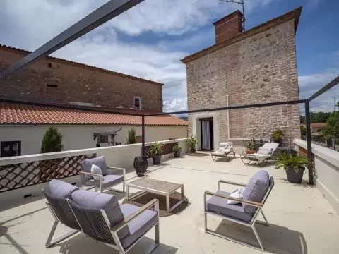 HERENHUIS MET ZWEMBAD EN BIJGEBOUW, THUIR