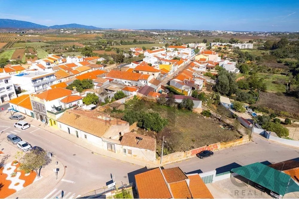 Terreno Central em Odiáxere Para Construção de Apartamentos ou Moradias.