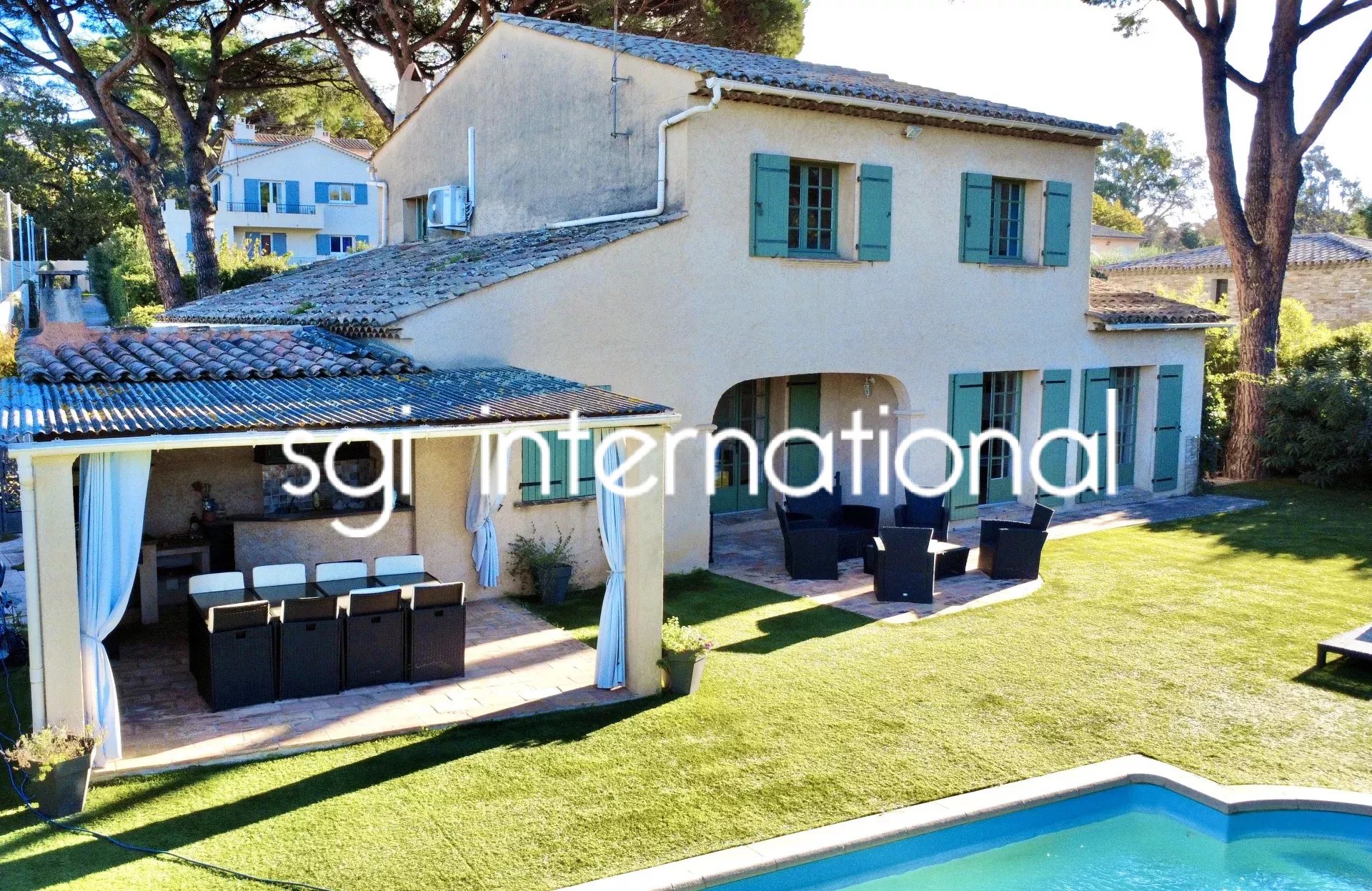 REF 2224: SAINT TROPEZ - CHARMANTE MAISON PROCHE CENTRE ET PLAGE