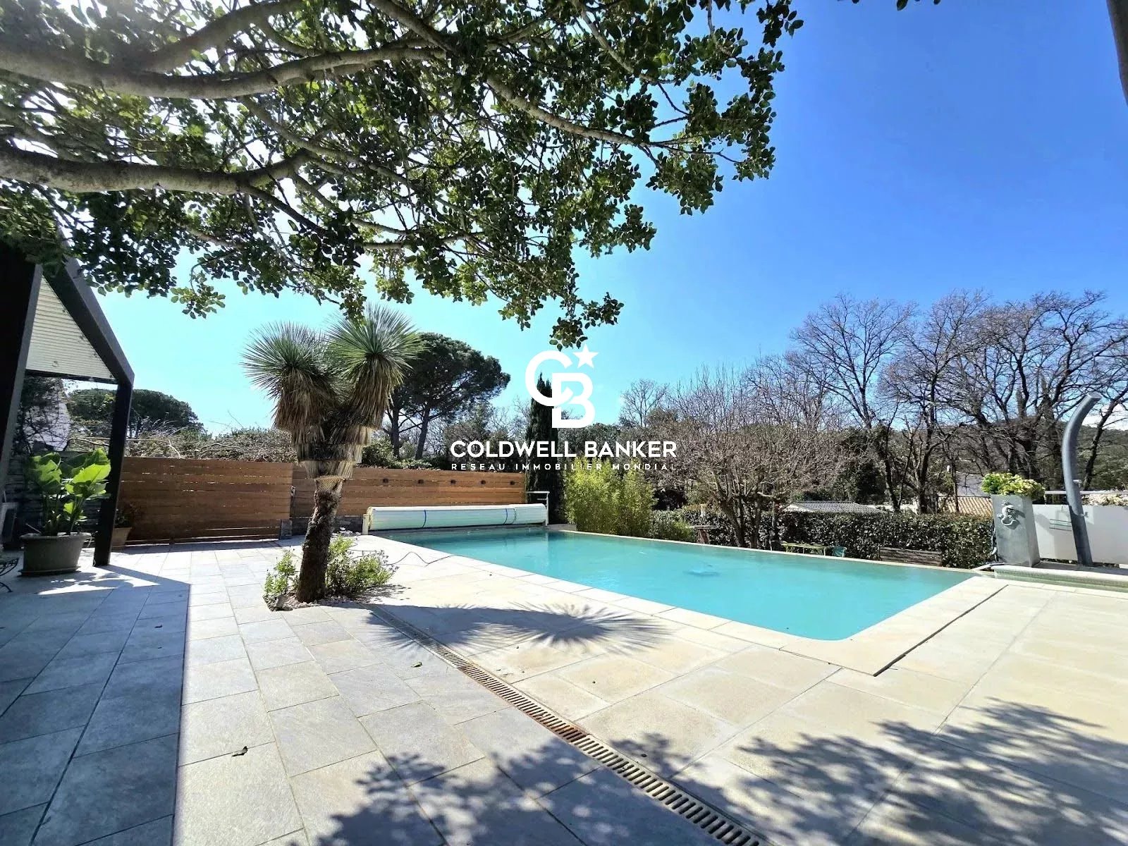 Spacieuse villa avec piscine, dépendance et grand terrain