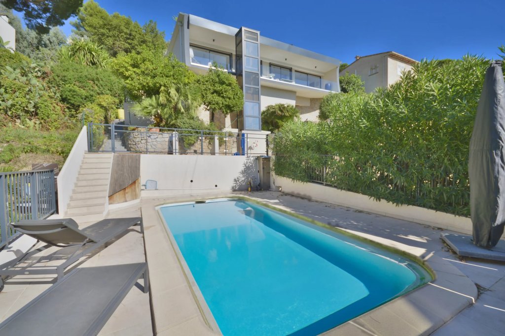 Villa for sale in Cannes — Cannes: absolute calm and close to amenities, villa with pool