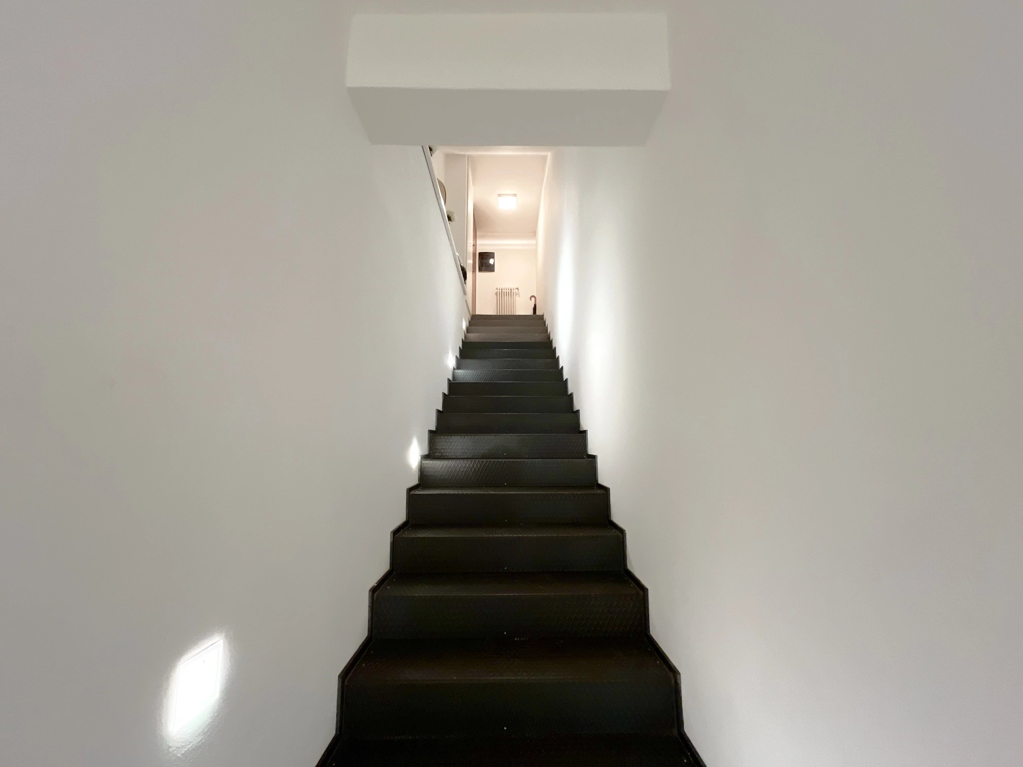 Appartement avec Plafonds Hauts, Baies Vitrées Panoramiques et Jardin Privé au Cœur de Cernobbio - picture 35 title=