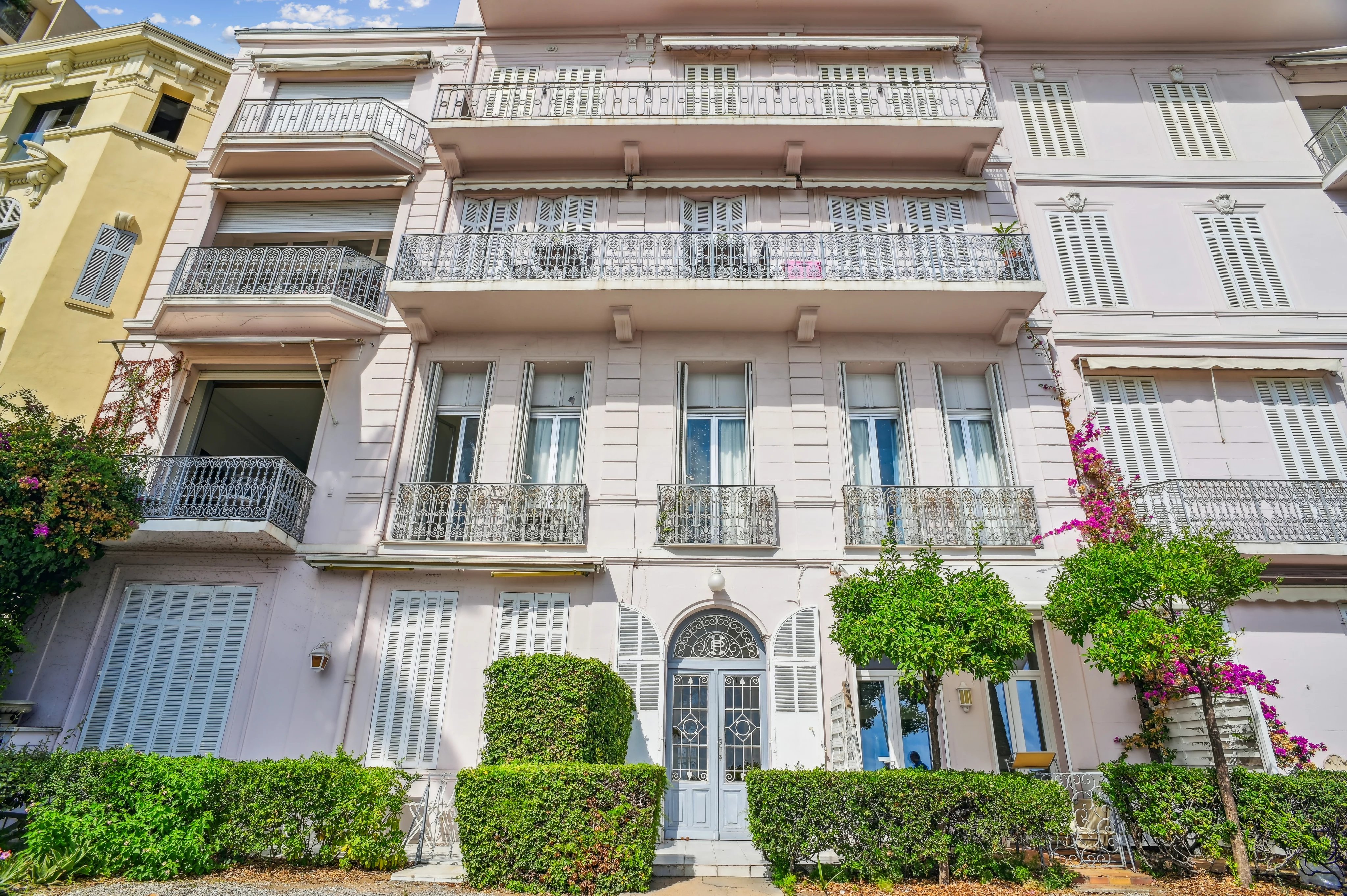 Rare apartment in bourgeois building, sea view