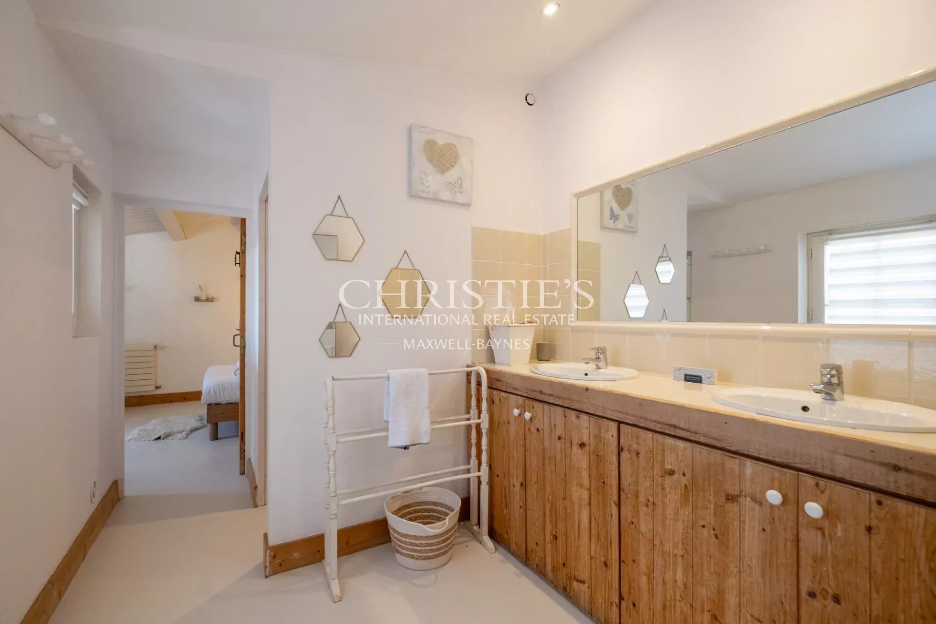 5 Bedroom Villa/Townhouse's Image 3
