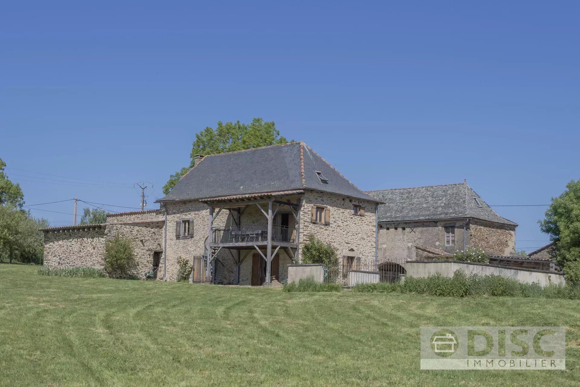 Ancien corps de ferme rénové avec piscine, maison d’amis à rénover et vues dégagées.