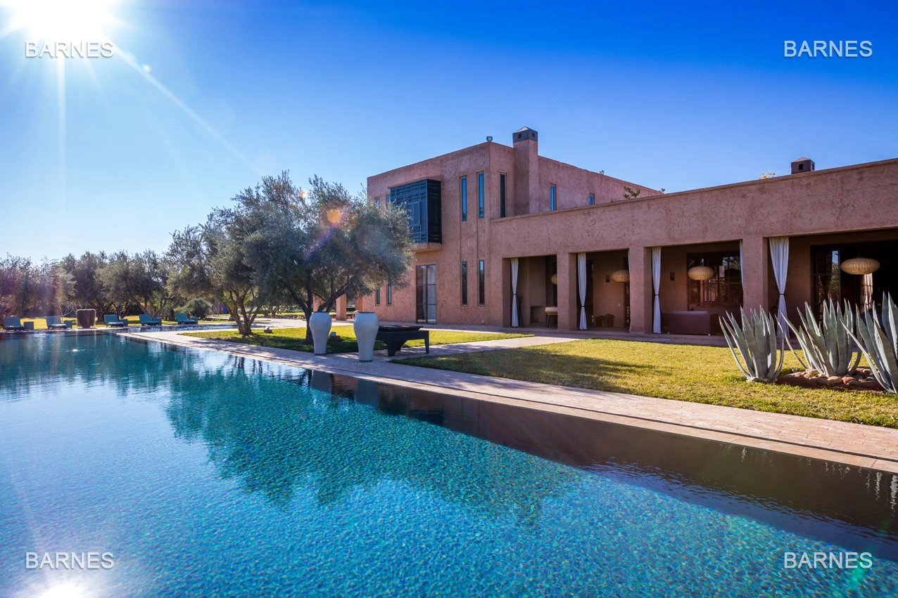 superb villa of contemporary style that combines chic and warm spirit of the beautiful family houses and Moroccan architectural traditions in Palm Grove Circuit