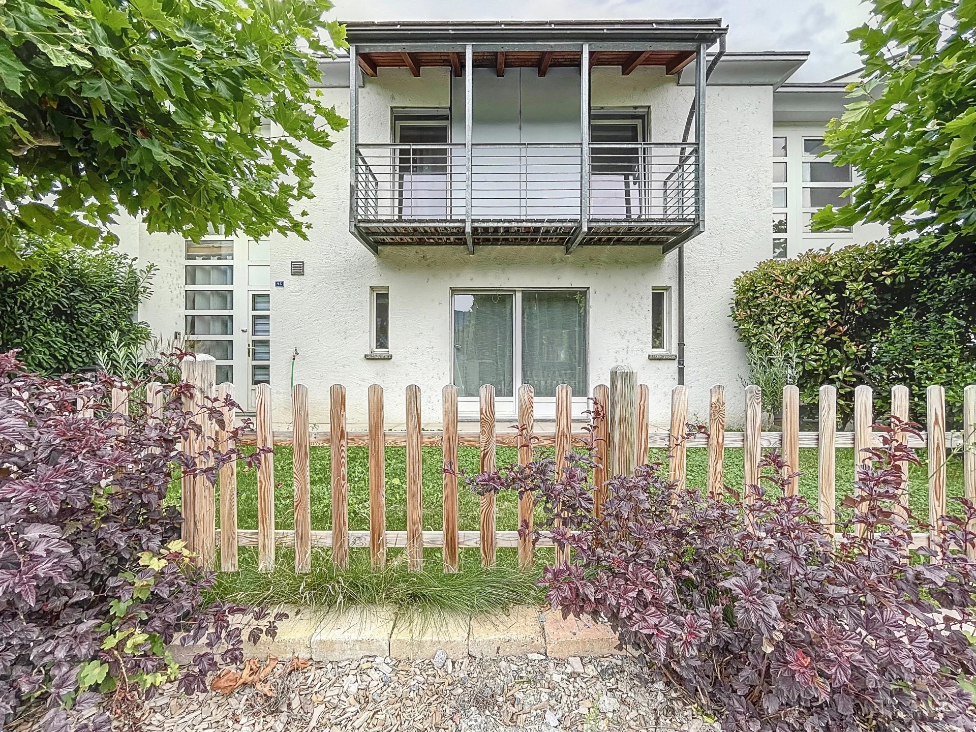 Charmante villa contiguë avec grand jardin