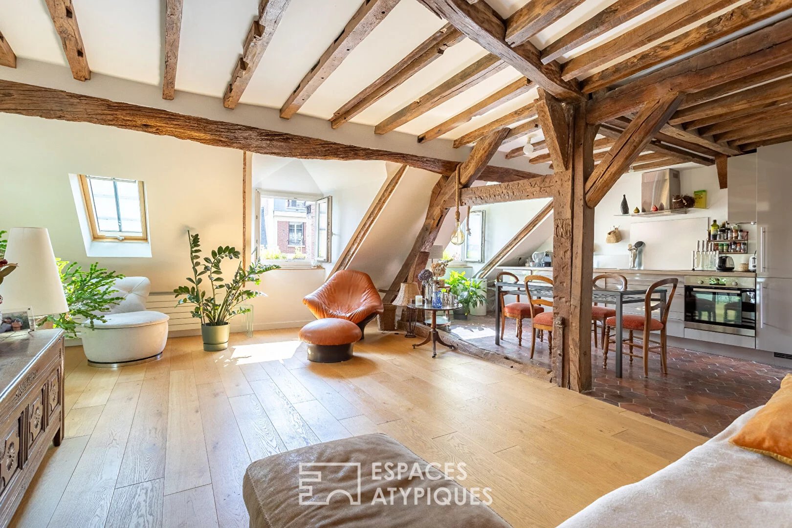 Duplex en dernier étage avec vue sur la Place des Vosges