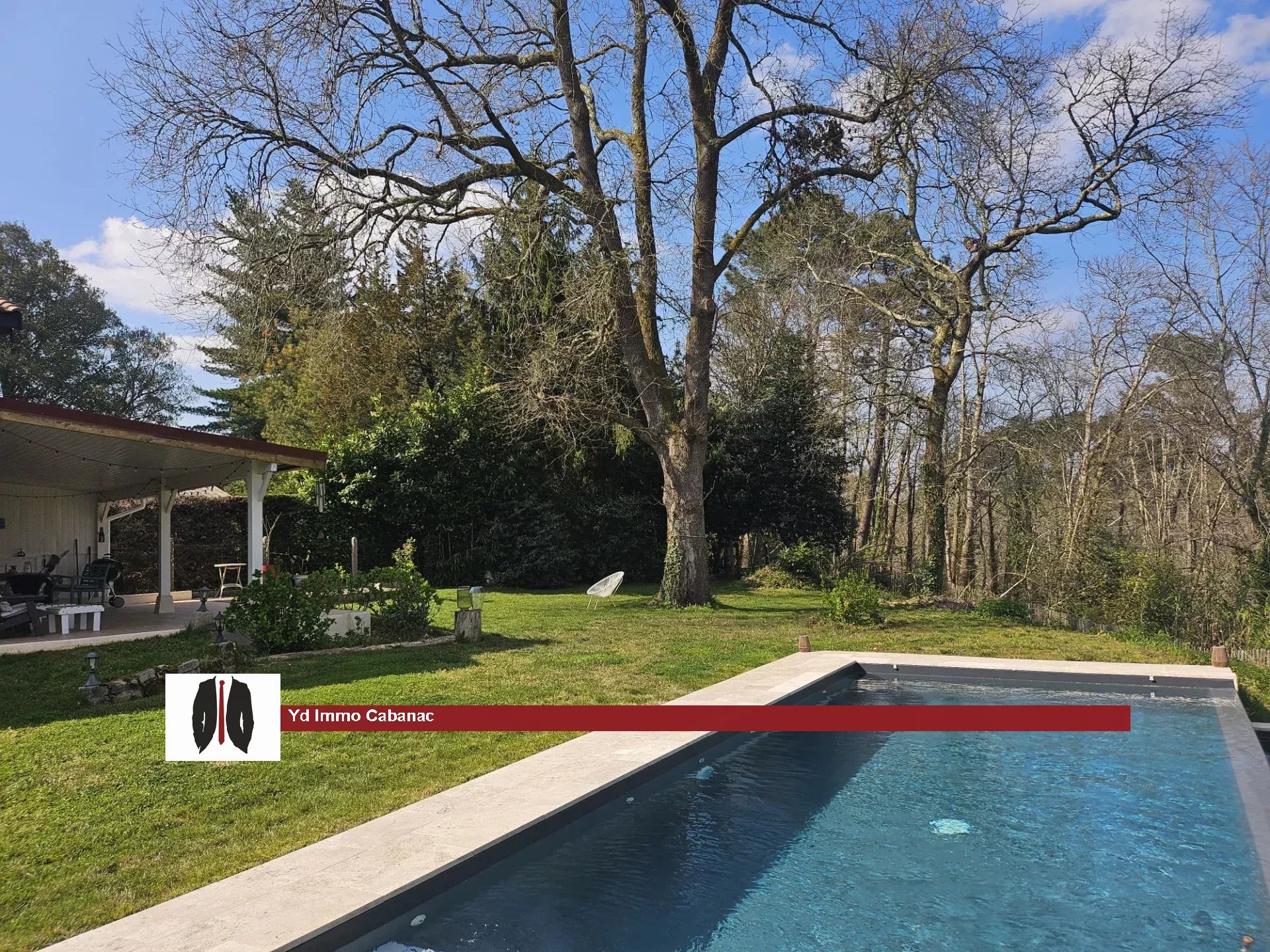 Maison de charme avec dépendances, piscine à débordement et vue forêt