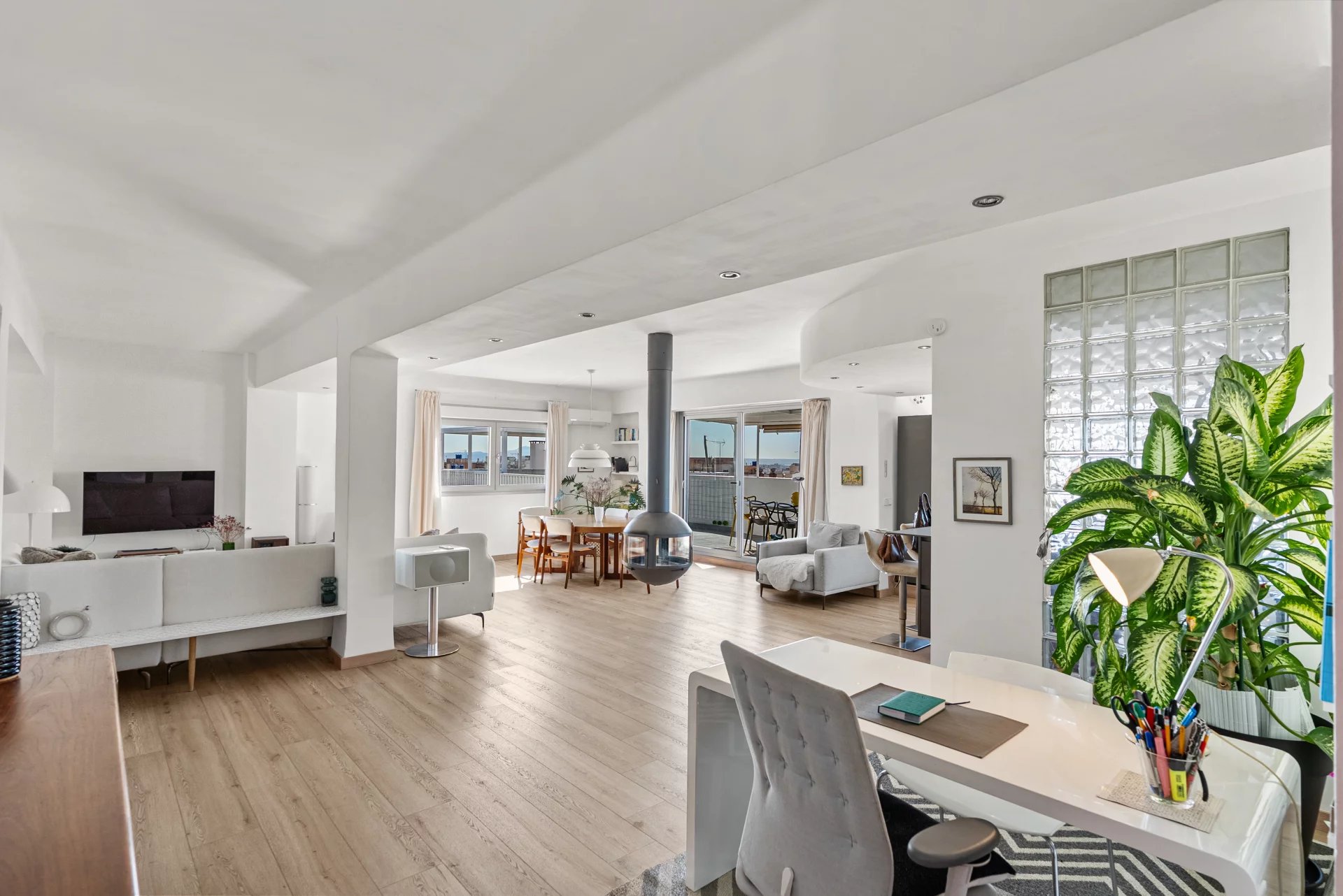Bright renovated penthouse with unique outdoor spaces in Palma - picture 3