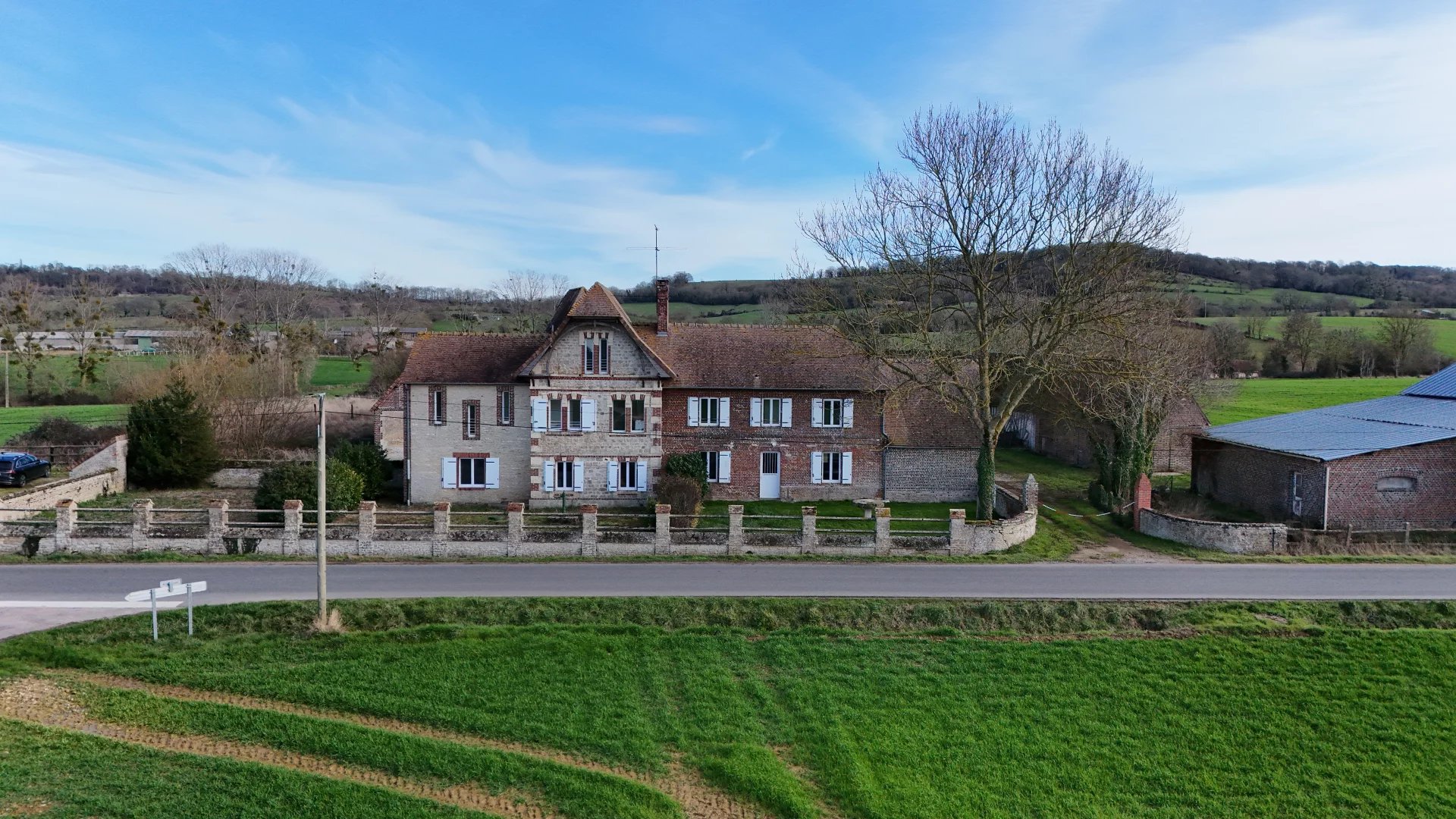 PAYS D'AUGE-CALVADOS- PROCHE ST PIERRE EN AUGE-ANCIEN CORPS DE FERME AVEC DEUX LOGEMENTS ET NOMBREUSES DEPENDANCES
