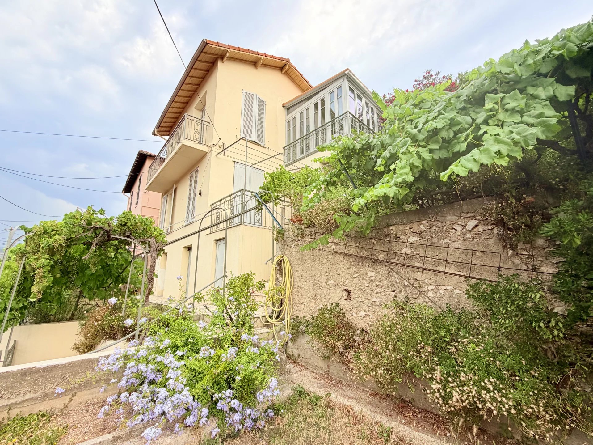 🏡 NICE BON VOYAGE – Fully Renovated Detached House of Approx. 102 sqm with Two Apartments, Terraces, Garden and Small Garage in a Private Estate