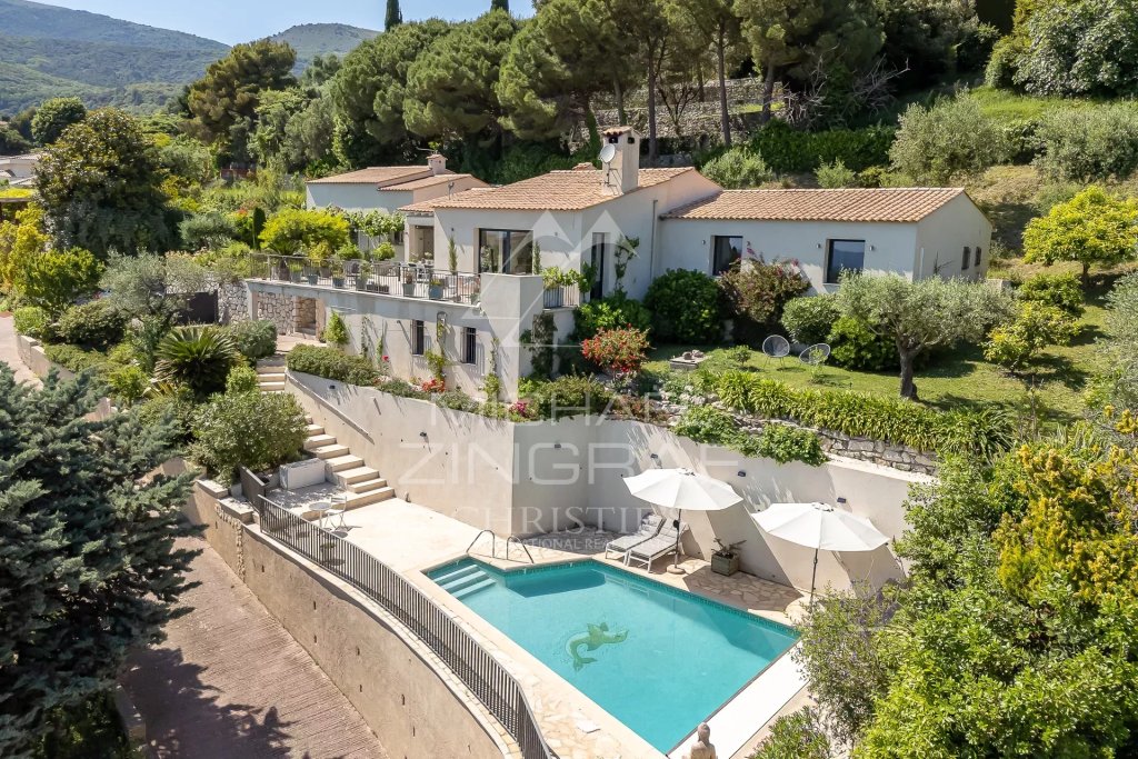 Villa for sale in Tourrettes sur Loup — Tourrettes-sur-Loup: Charming Property with Panoramic sea View