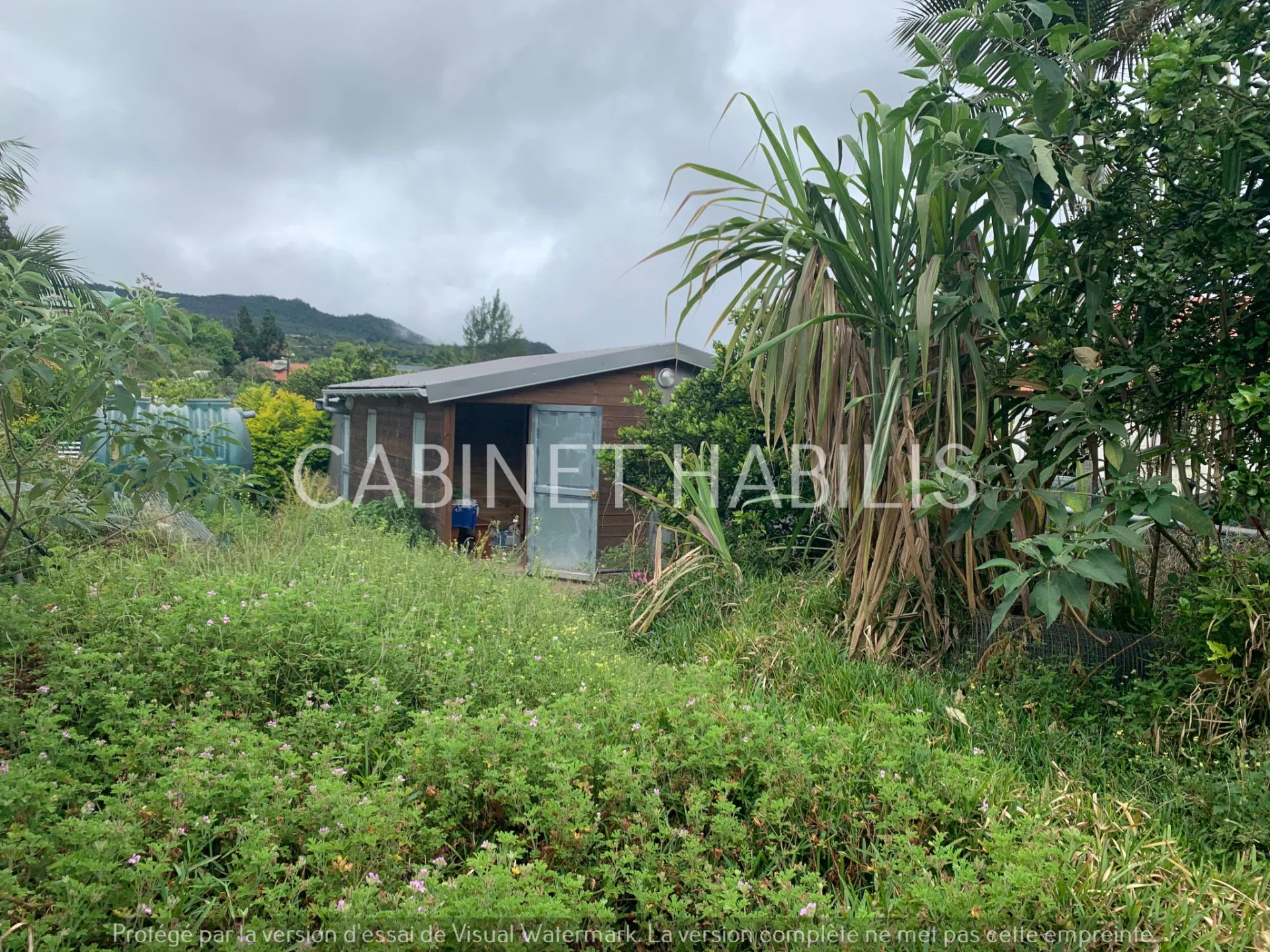 A VENDRE - UN TERRAIN DE 588 M2 ENVIRON - LA RIVIERE SAINT L