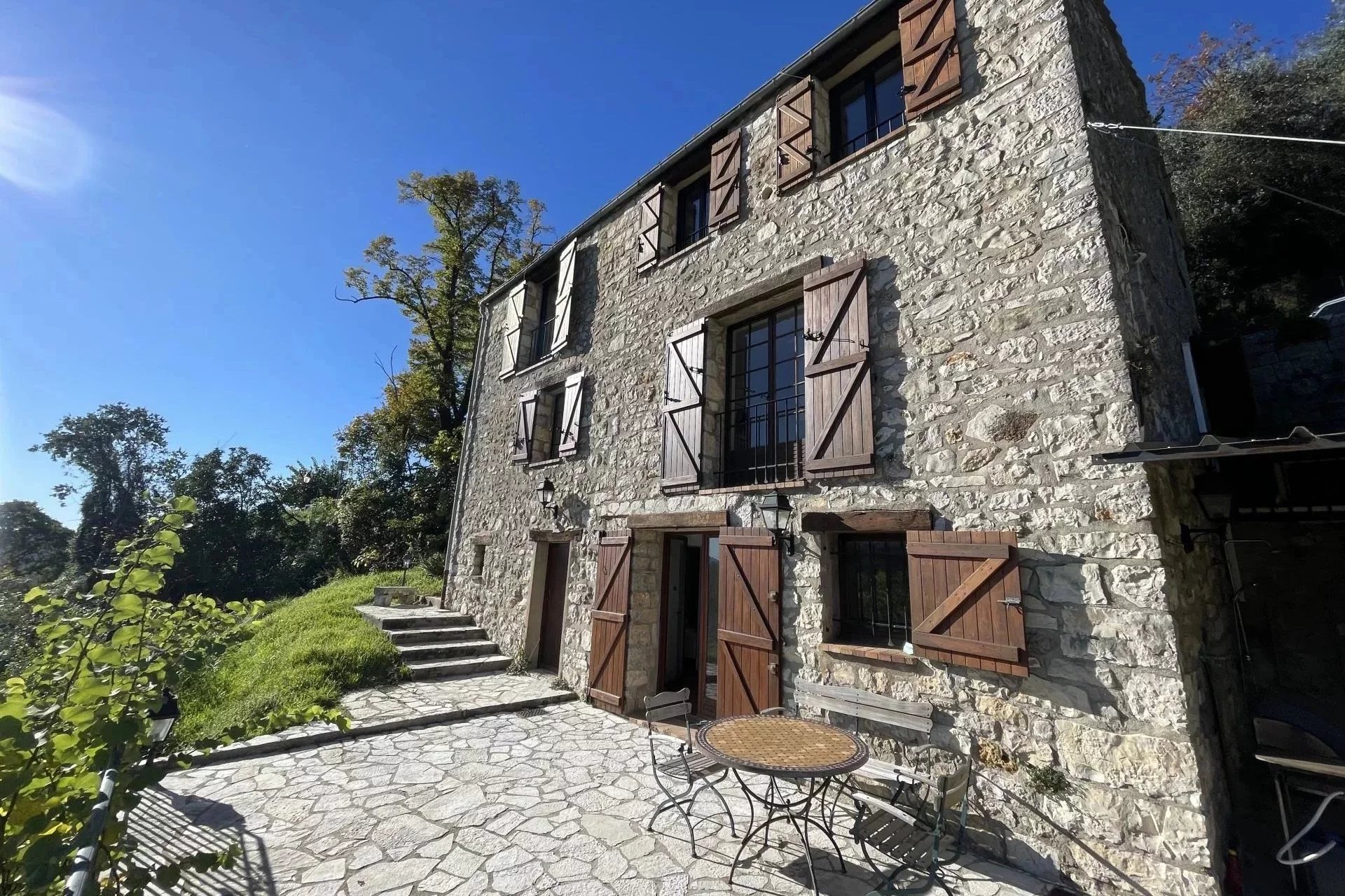 Maison en pierre avec 3 appartements – Callian village