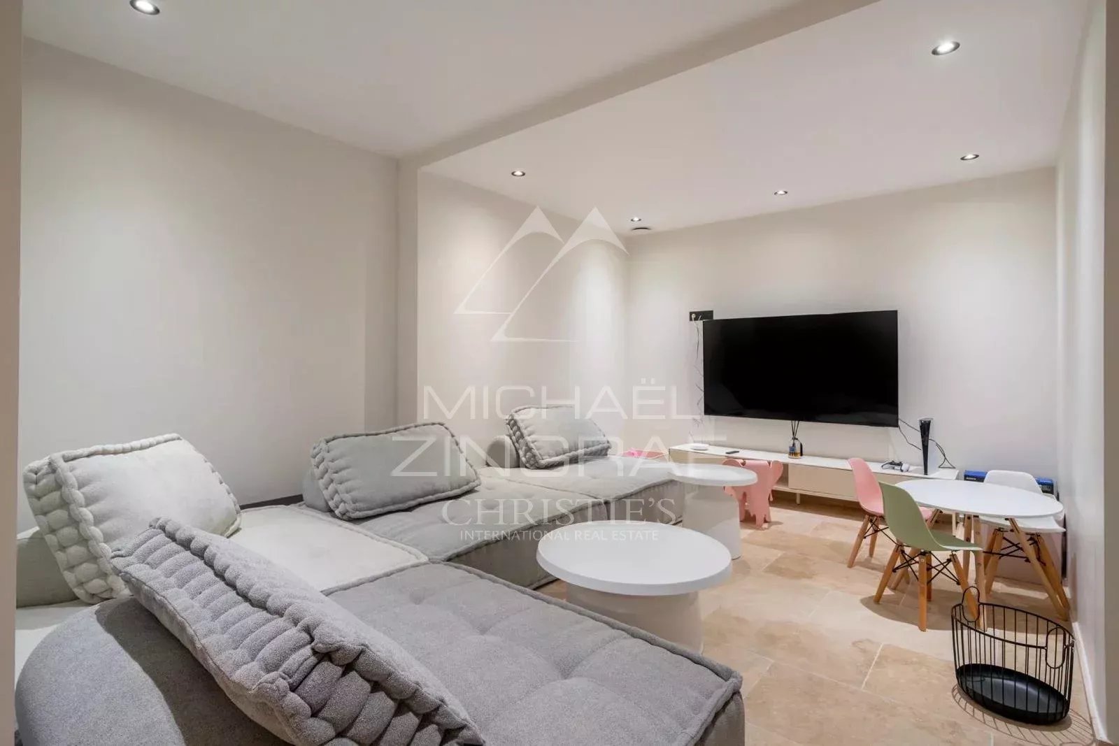 6 Bedroom Villa/Townhouse's Image 7