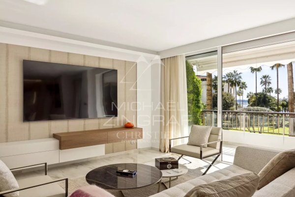 Luxury 2-Bedroom Apartment for Sale on Cannes Croisette | Sea View — photo 1