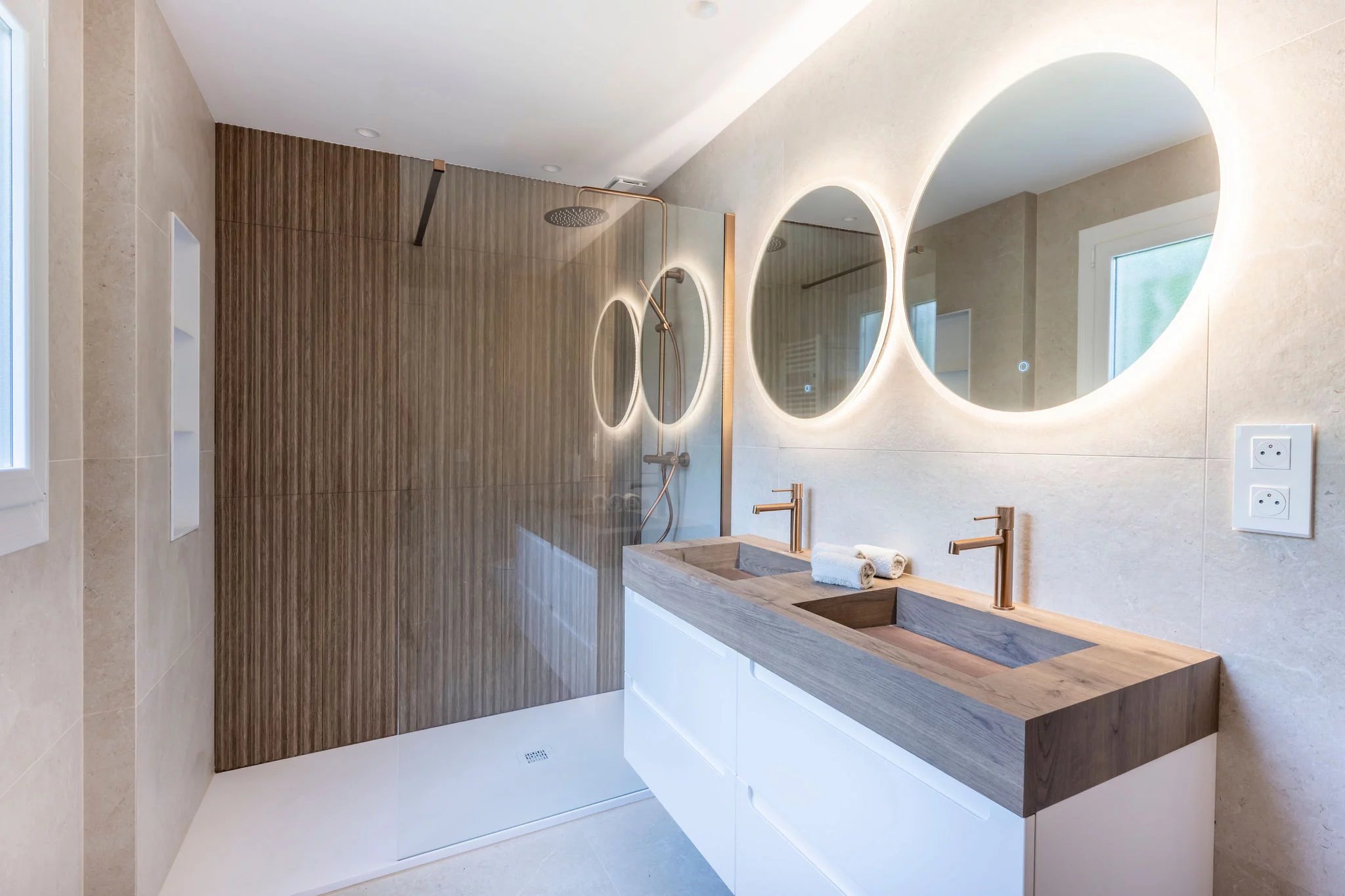  Image of Apartment - 2 Bedrooms for Sale in Alpes-Maritimes-Cannes-France, Image 21