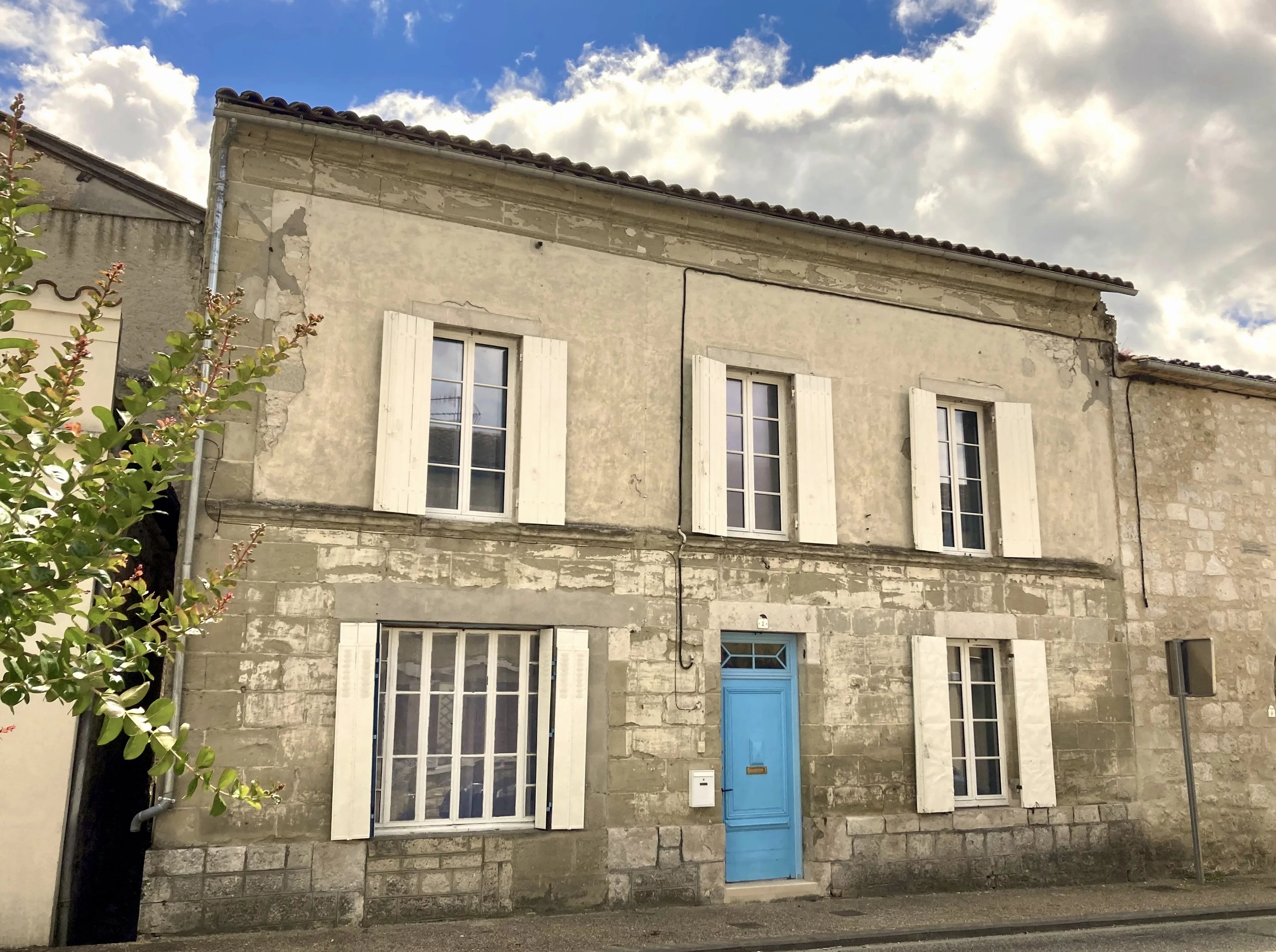 Beautifully renovated 4-bedroom townhouse