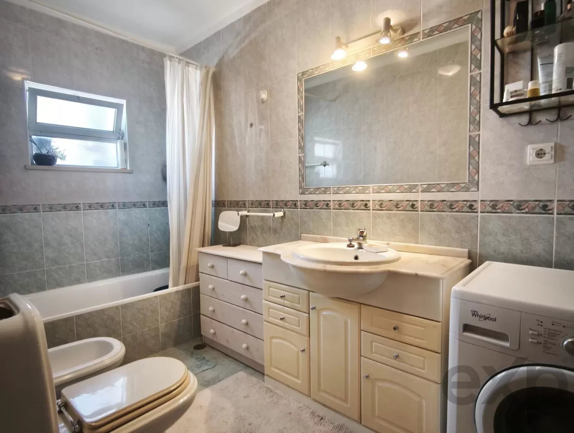 Converted T2 last floor apartment – Alvor, Portimão 8500-451 image 13