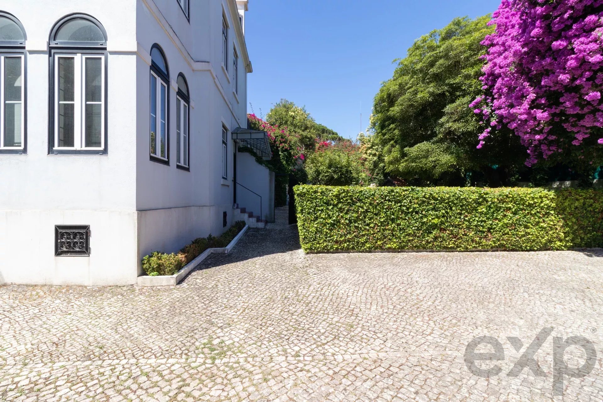 A 1909 Masterpiece: The Crown of Lisbon’s Hills 86119022 image 2