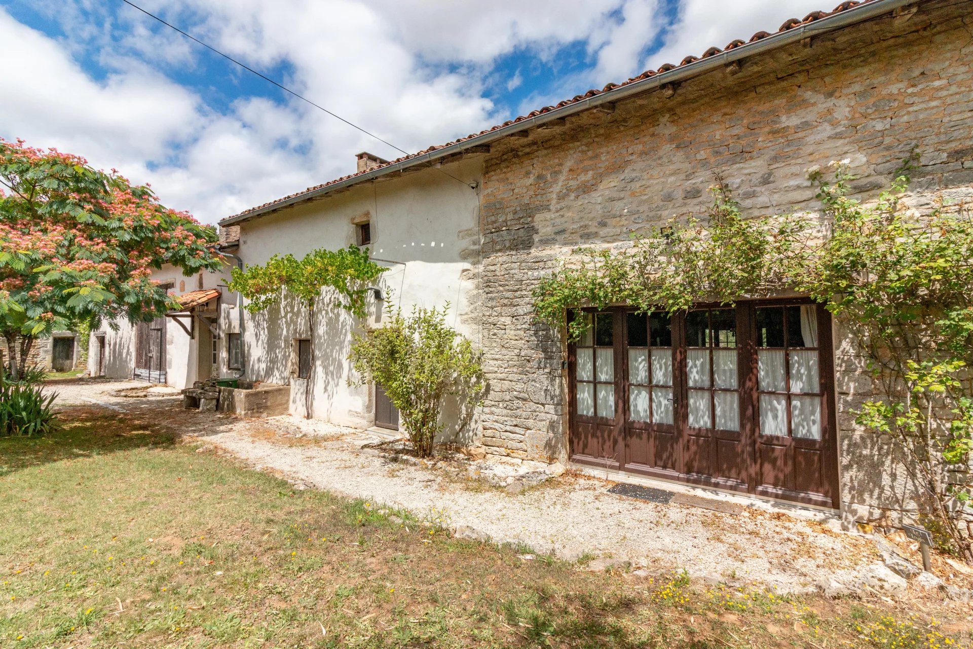 Belle maison spacieuse avec maison d'amis, granges et piscine