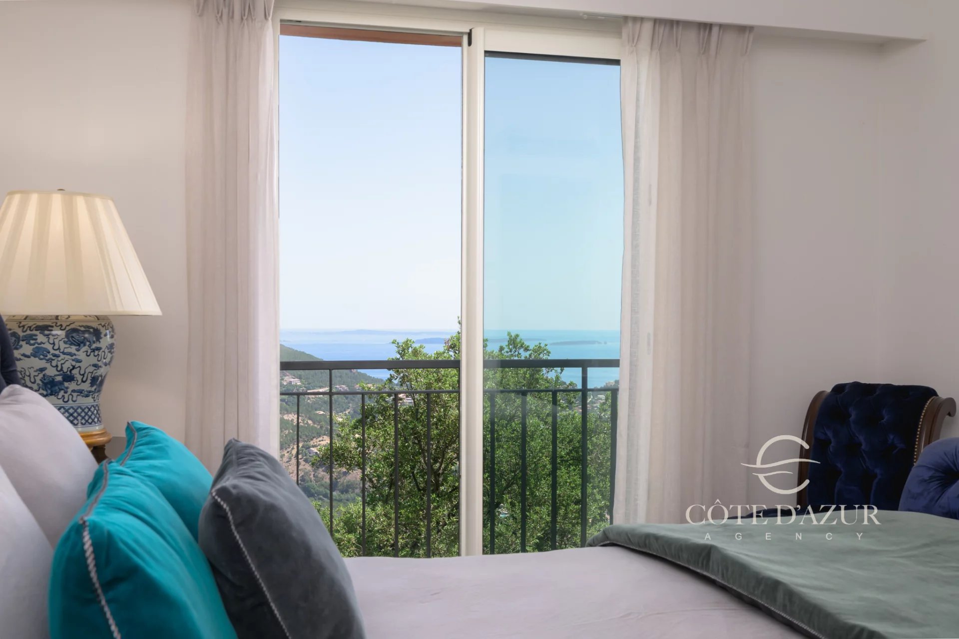Exceptional property with panoramic sea views 29