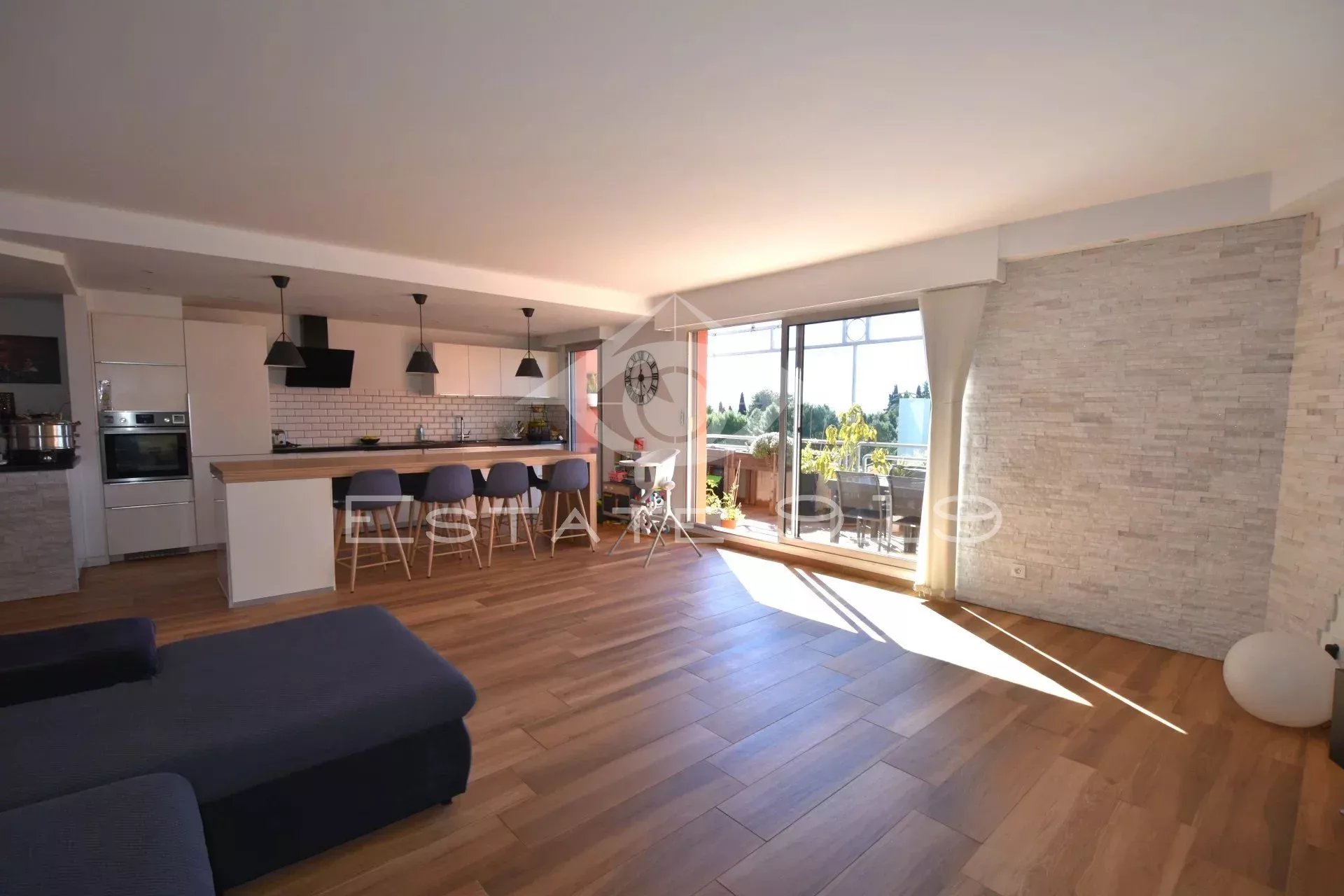 DERNIER ETAGE - 4 PIECES 106 m² - DOMAINE SECURISE AVEC PISCINE, TENNIS, GOLF