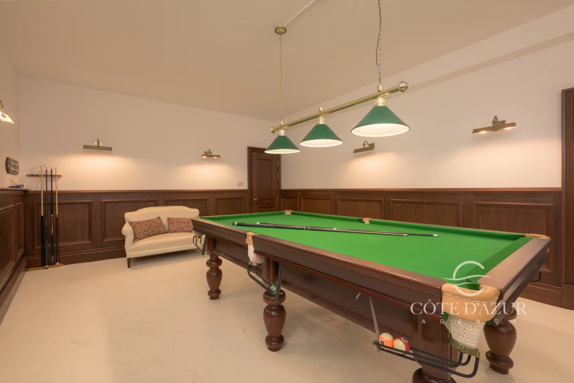 Exceptional property with panoramic sea views 32