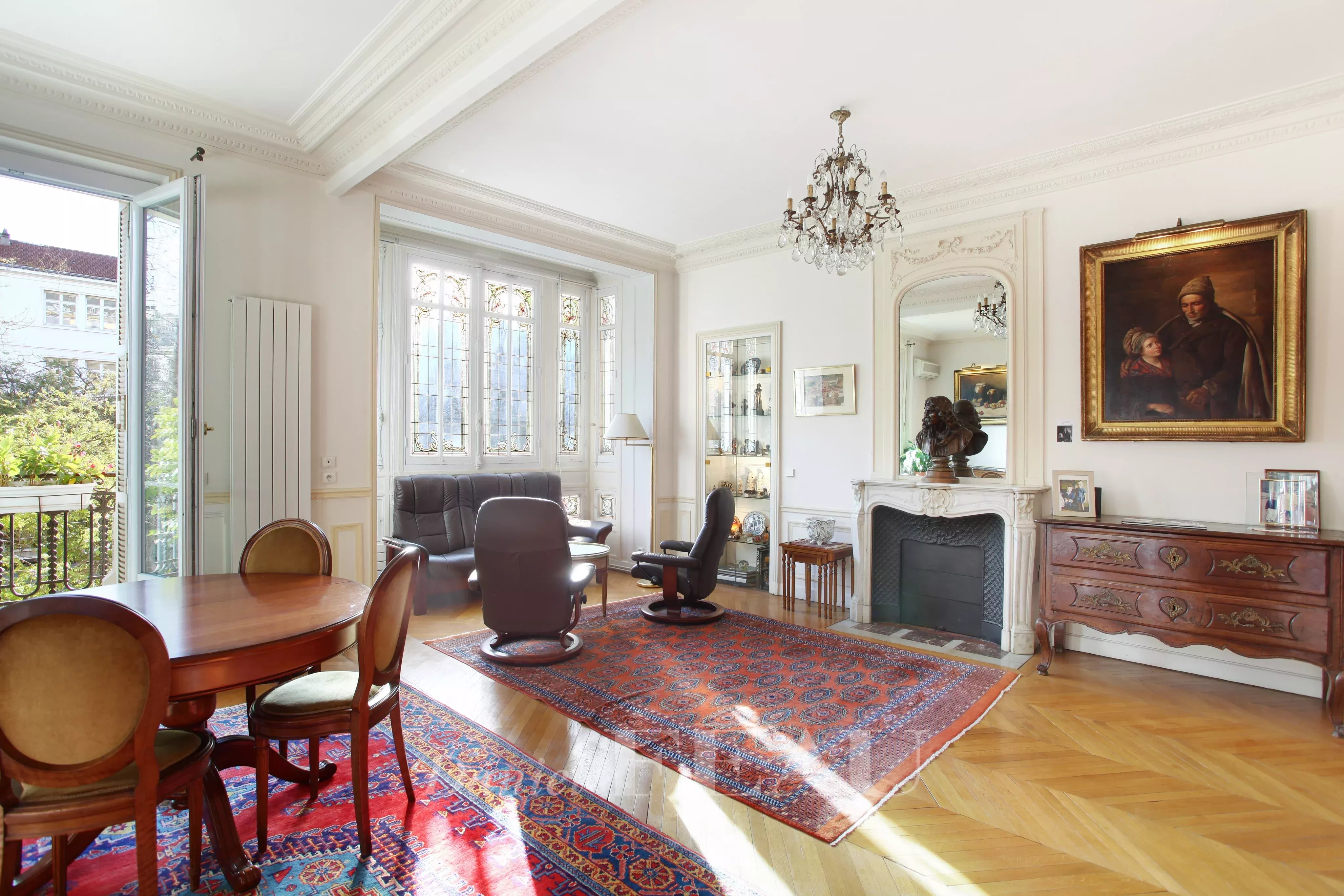 Séjour, parquet, moulures, cheminée 