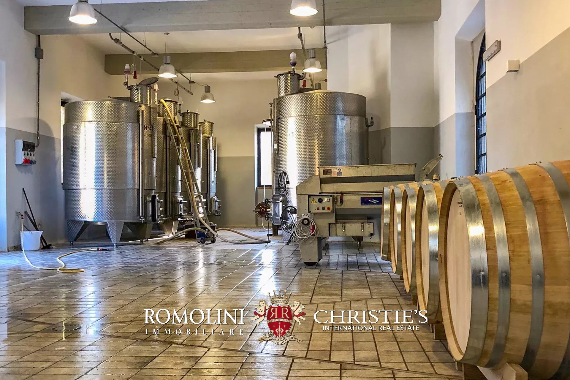 8 Bedroom Vineyard's Image 13