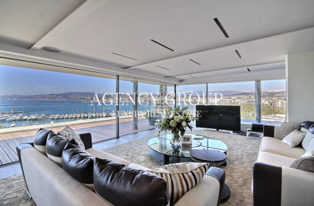 Apartment for sale in Cannes — Cannes Croisette Luxury Penthouse | 6-Bed Family Legacy Apartment