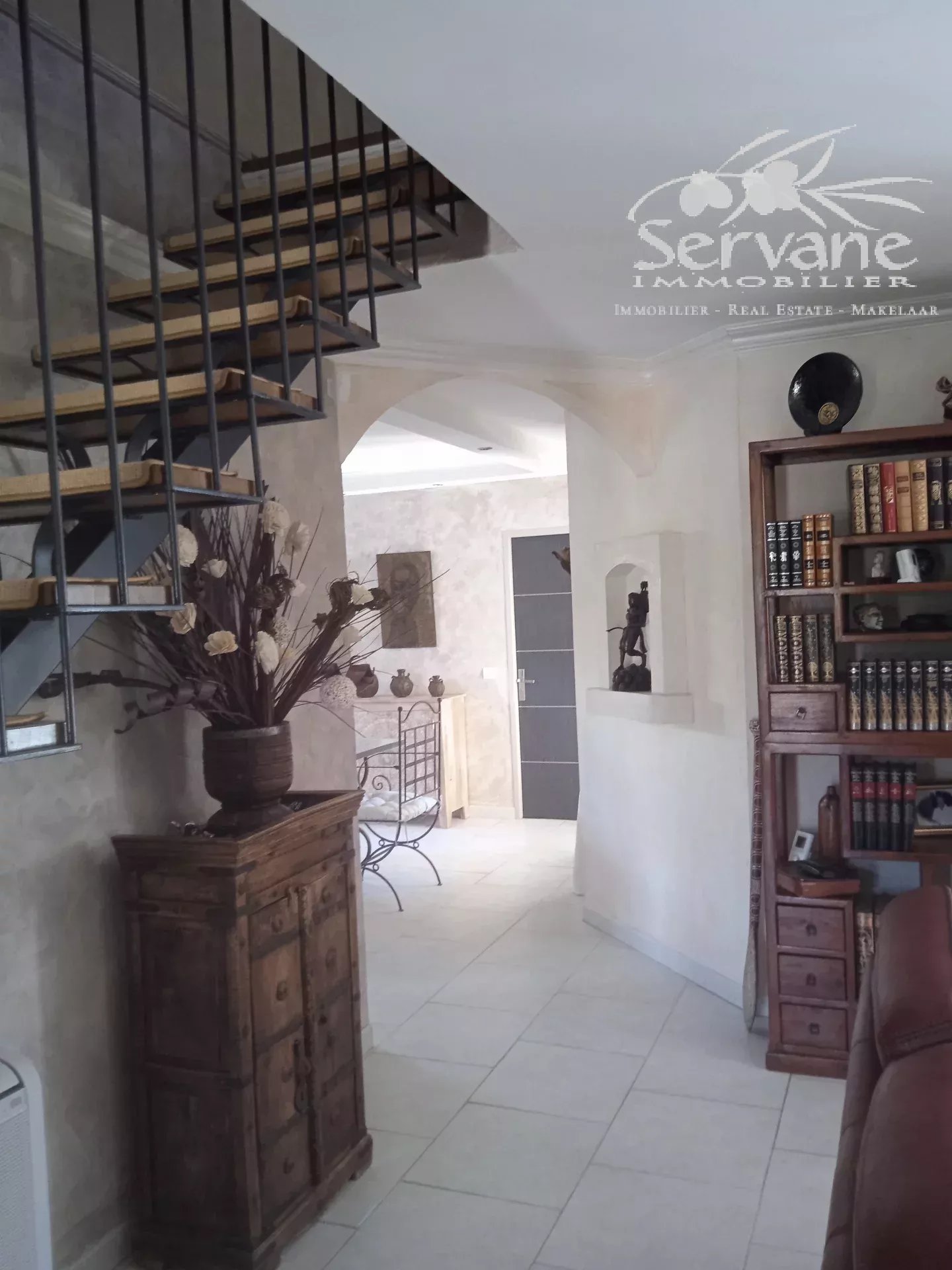 VERY NICE 4 BEDROOMS VILLA WITH POOL FOR SALE AUPS