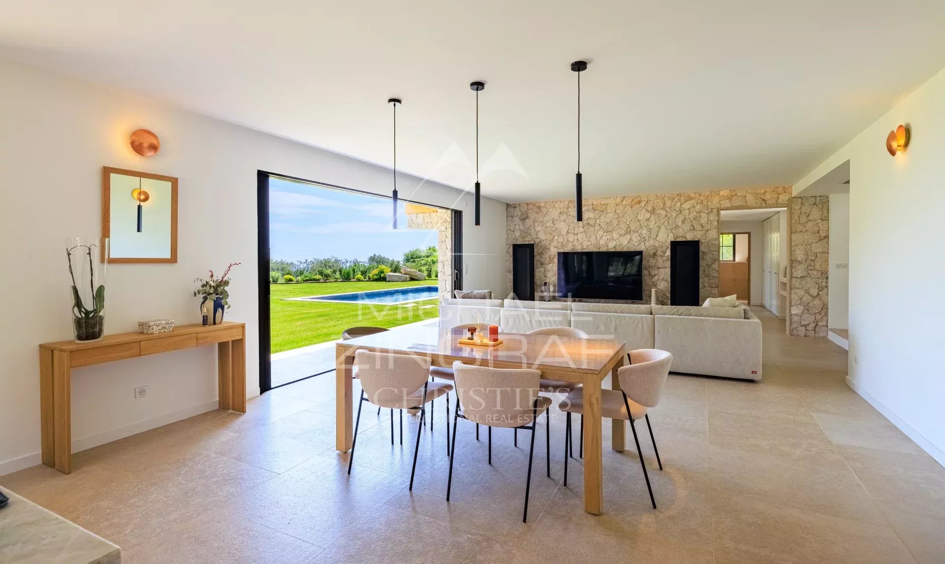 4 Bedroom Villa/Townhouse's Image 3