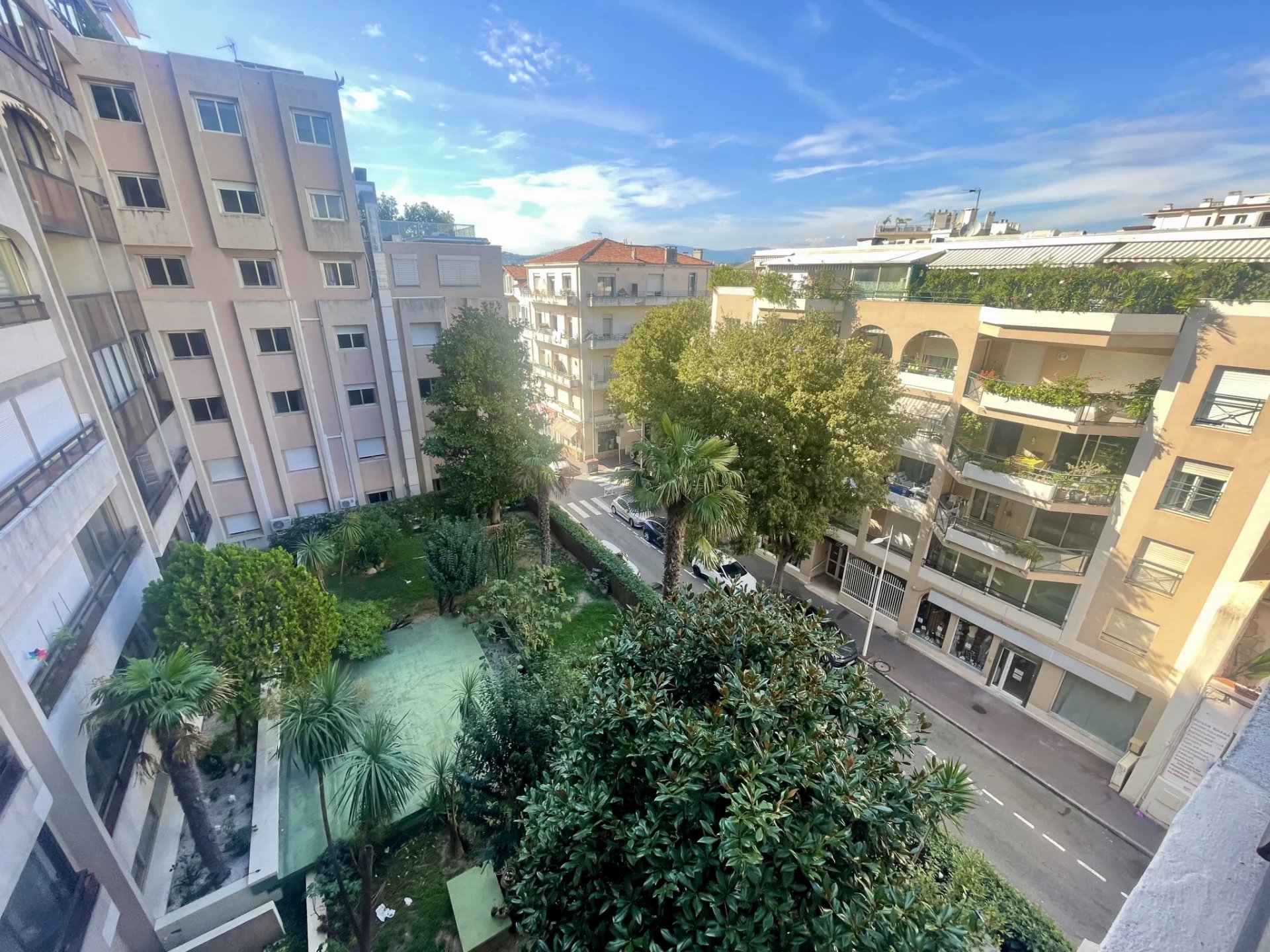 JUAN LES PINS, CENTRE VILLE, BEAU PIED A TERRE 38M2