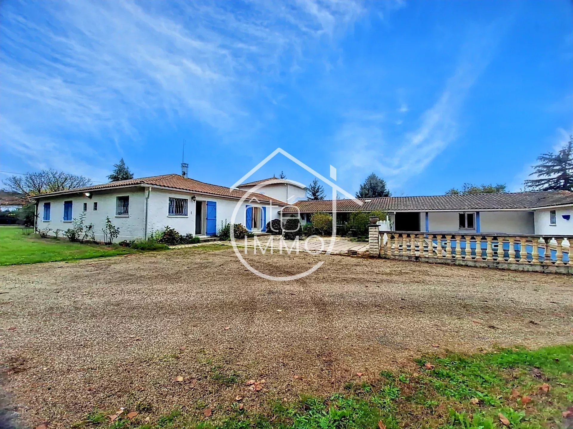 Pineuilh : Maison de style provençal de 223m² avec dépendances et piscine