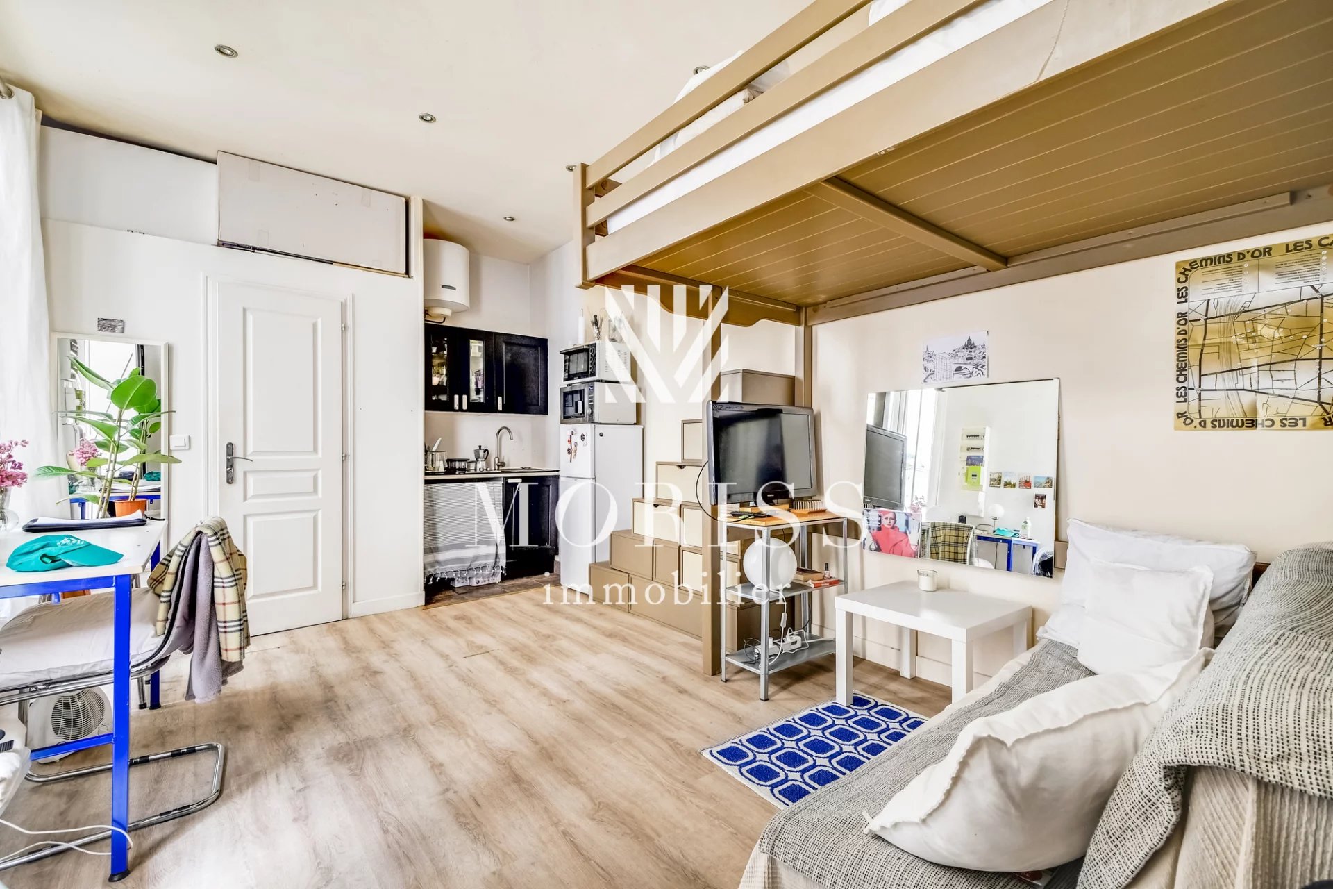 Studio avec 3,90 m de hauteur sous plafond – Excellent état – Fo - Image Array