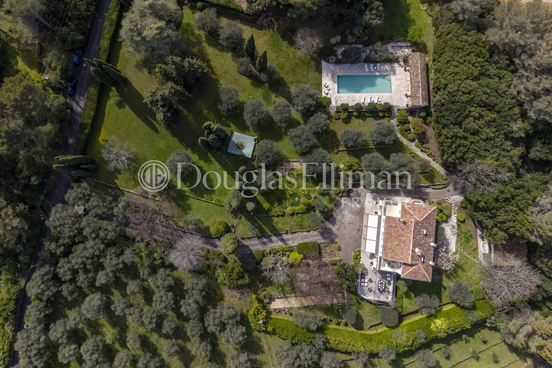 GRASSE – Une demeure de parfumeur avec piscine et vue - Image nᵒ2