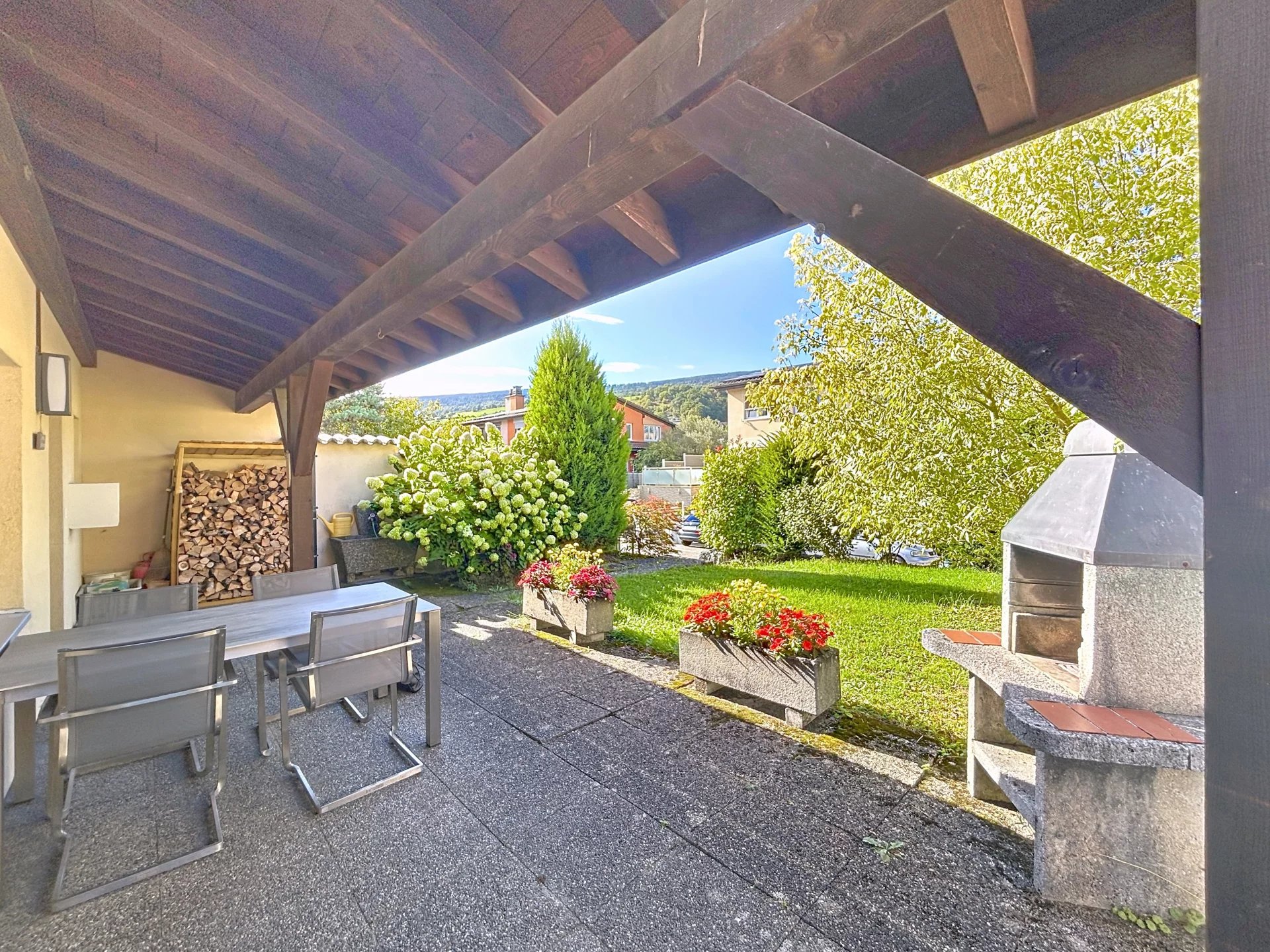 Off Market - Rare à la vente - Maison mitoyenne idéalement située au Landeron