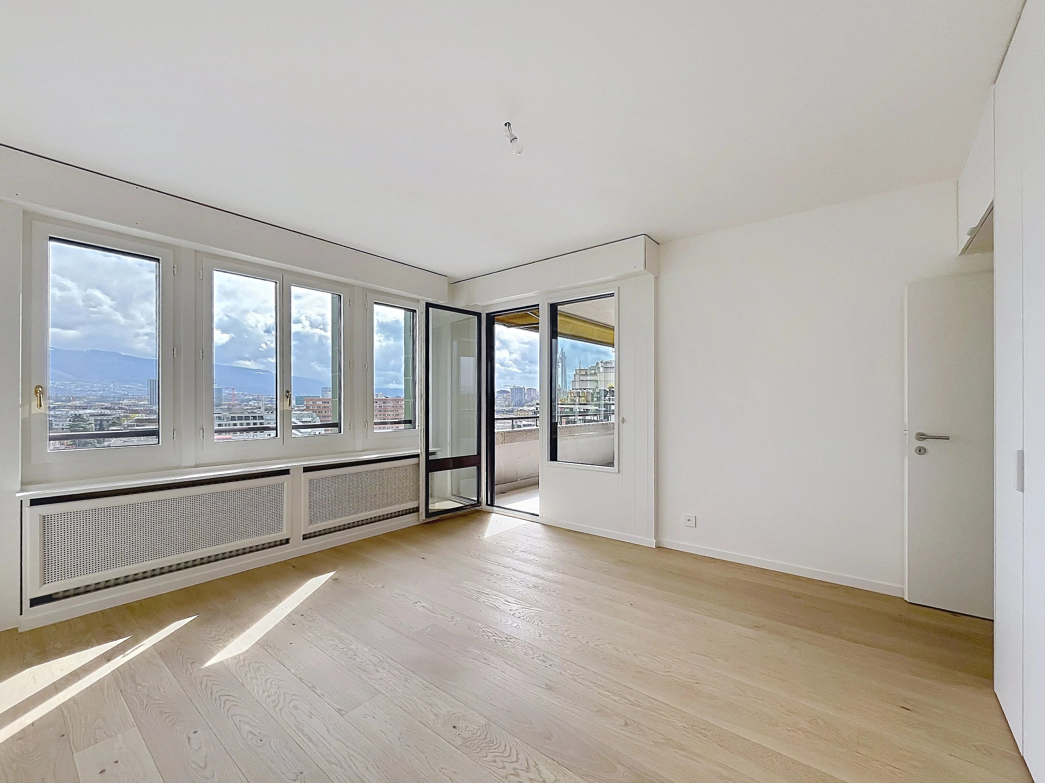 Renoviert – Genfer Wohnung mit Blick auf die Rade, die Kathedrale und den Jet d’Eau.