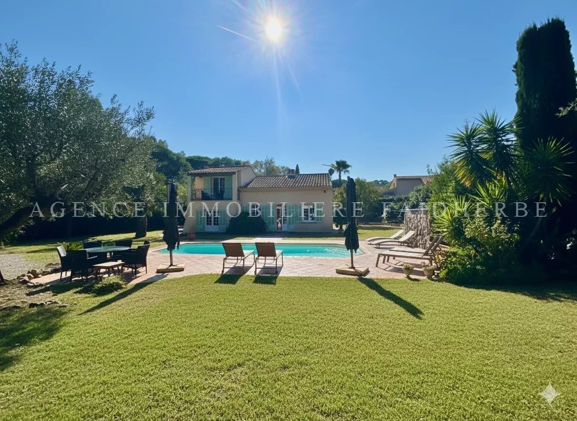 Belle maison avec une grande terrasse et une piscine, idéale pour la détente en famille.