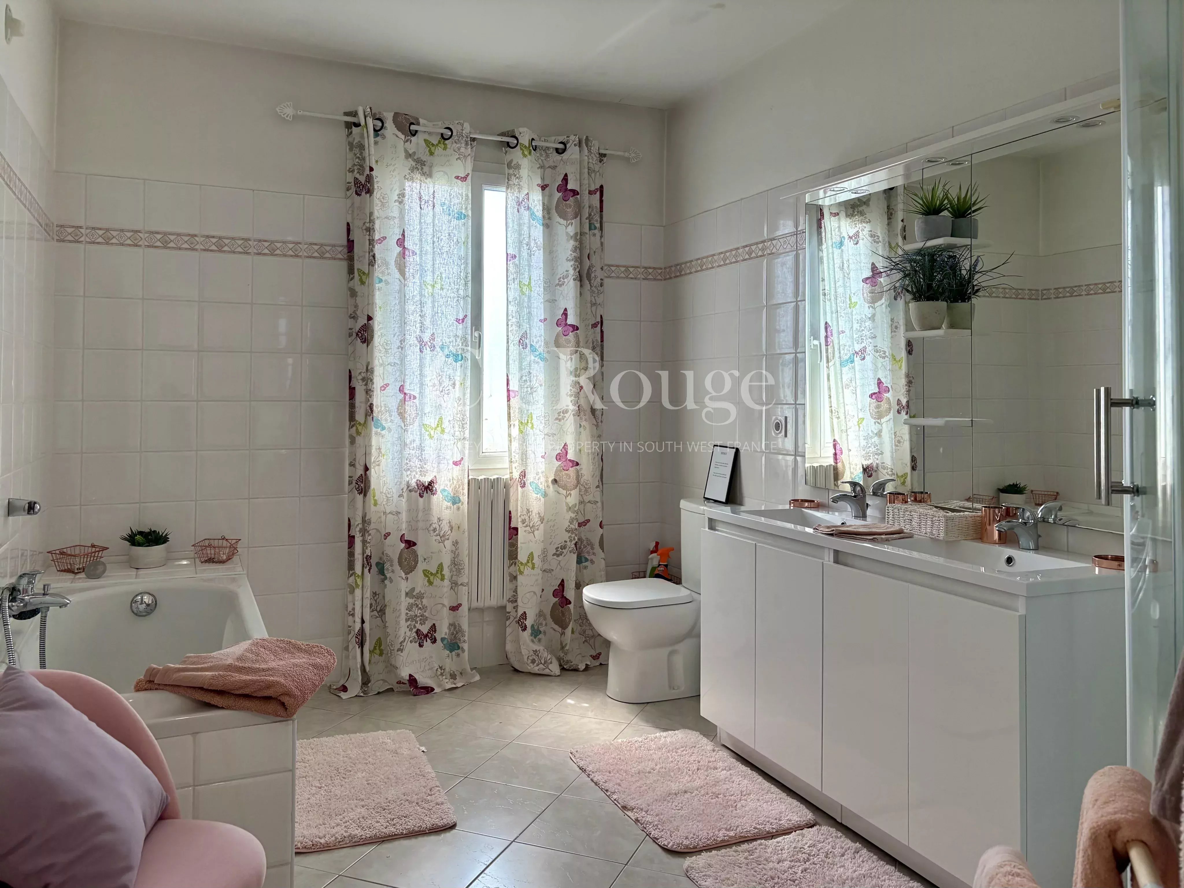 Au coeur d'Agen  Élégante demeure en pierre avec gîte, piscine et la liberté de créer, d'y vivre ou de louer.