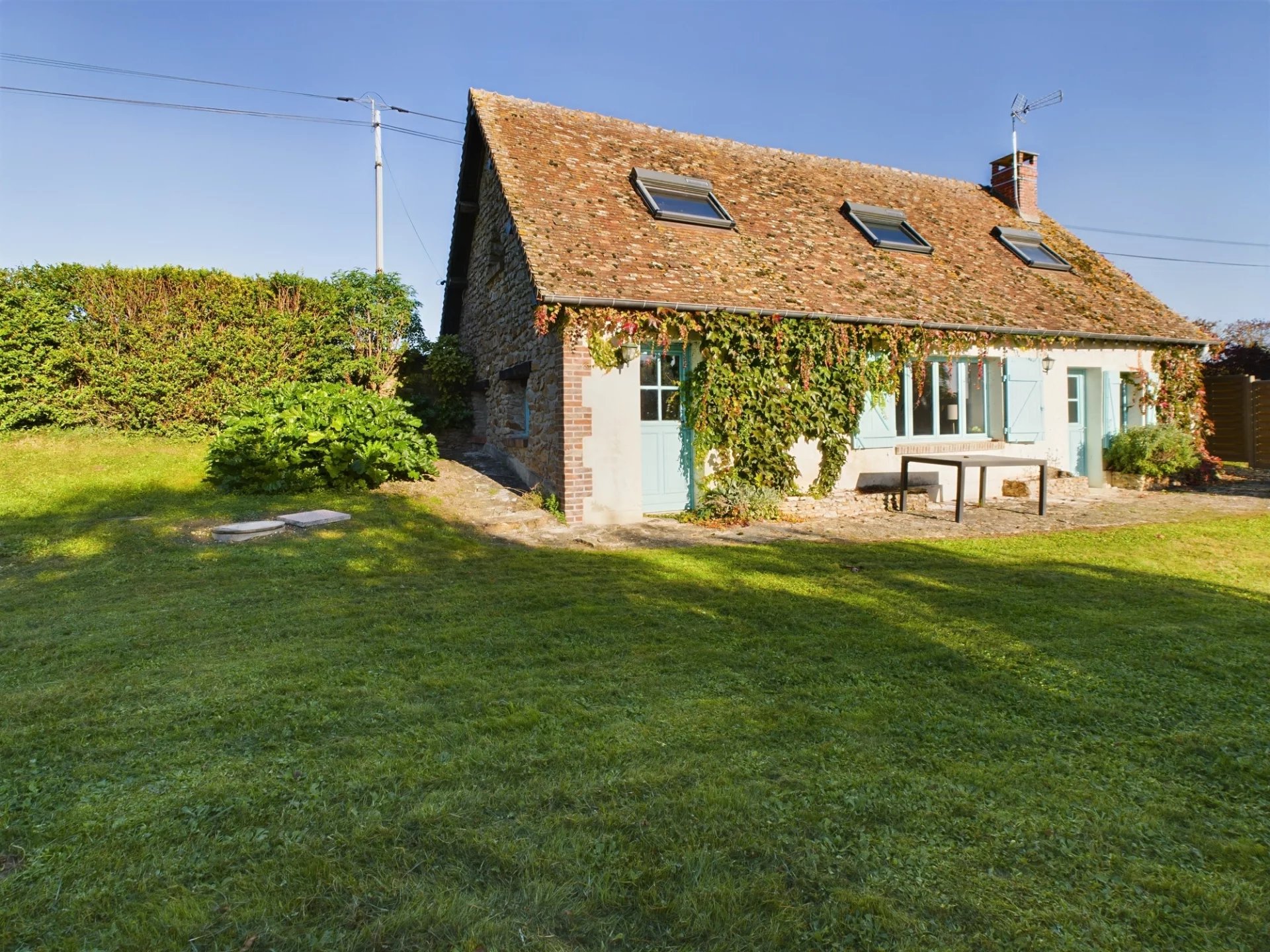 Maison ancienne en pierres et poutres apparentes, de 110m2, 3 chambres, sur une parcelle de 1630m2.