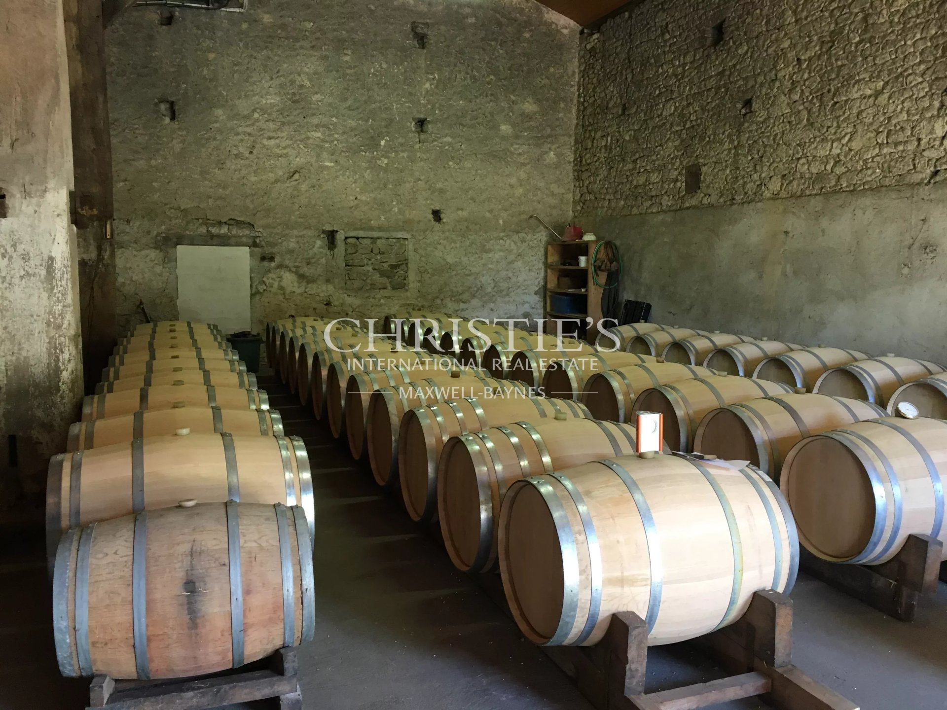 8 Bedroom Vineyard's Image 11