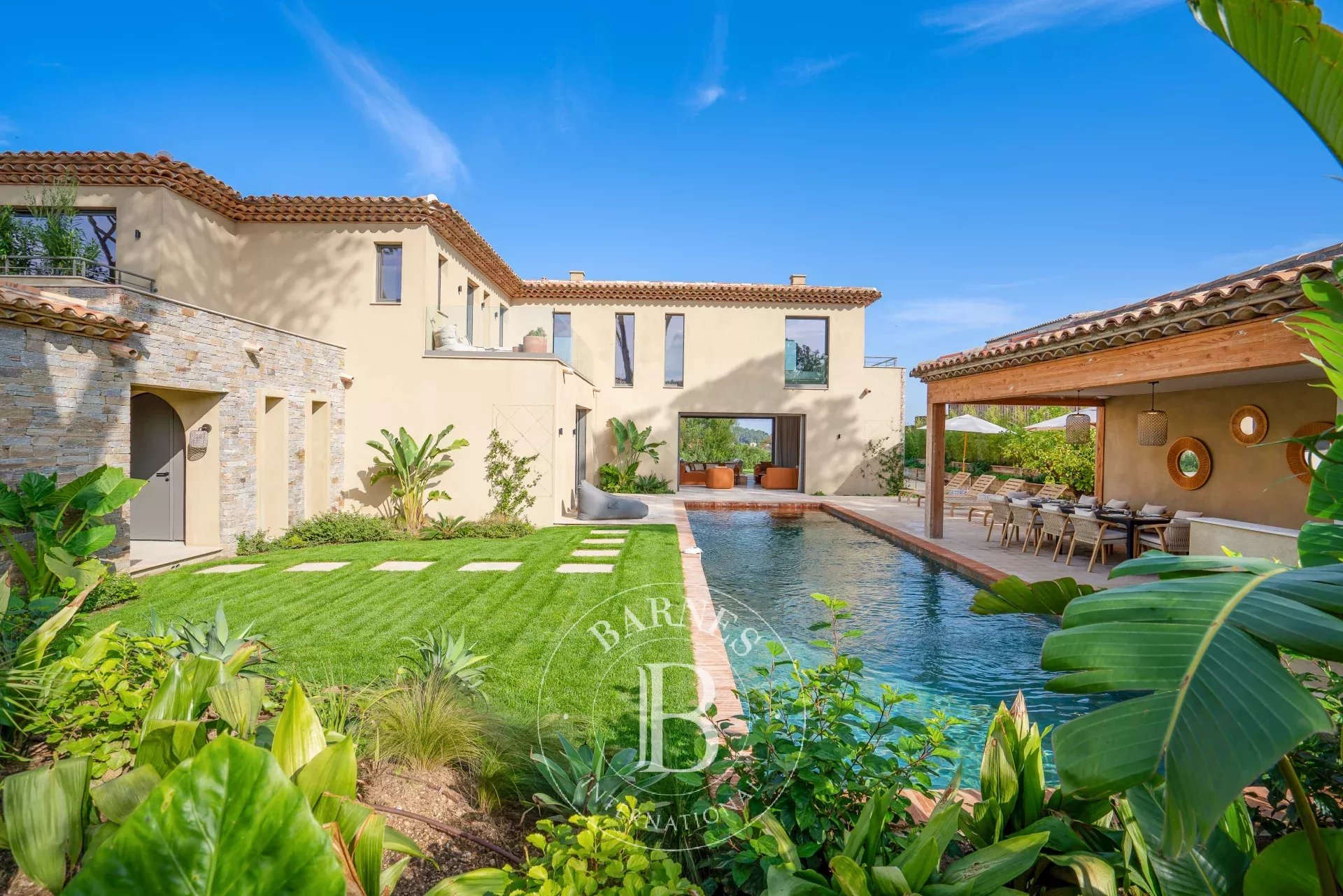 SAINT-TROPEZ - DOMAINE PRIVE - VILLA NEUVE AVEC VUE MER ET 7 CHAMBRES