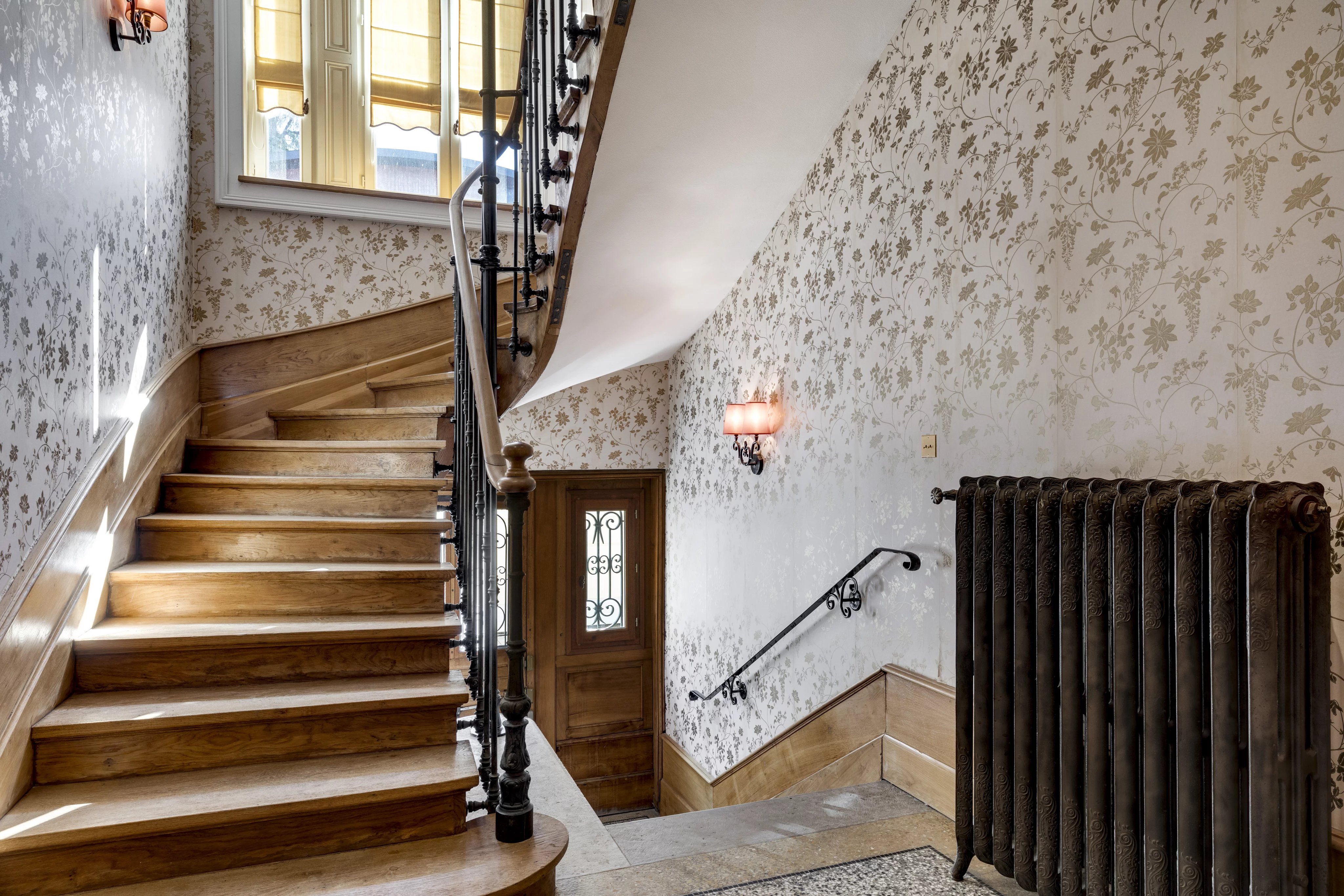 Exceptional 1930s Villa with Lake View, Landscaped Garden & Pool